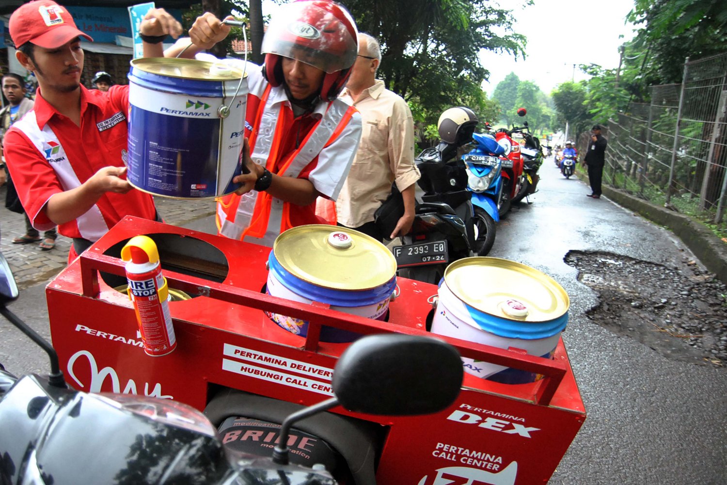 Operator SPBU menyiapkan BBM dalam kaleng 10 liter untuk layanan pesan antar BBM Pertamina di SPBU 34.167.08 Tol Jagorawi, Ciawi, Kabupaten Bogor, Jawa Barat, Selasa (31/12/2019). PT Pertamina (Persero) Marketing Operation Region (MOR) III memberikan kemudahan akses kepada konsumen dengan layanan pesan antar BBM Pertamax Turbo dan Pertamina Dex melalui Pertamina Delivery Service (PDS) dengan sepeda motor di jalur Puncak, Kabupaten Bogor pada malam pergantian Tahun Baru 2020. 