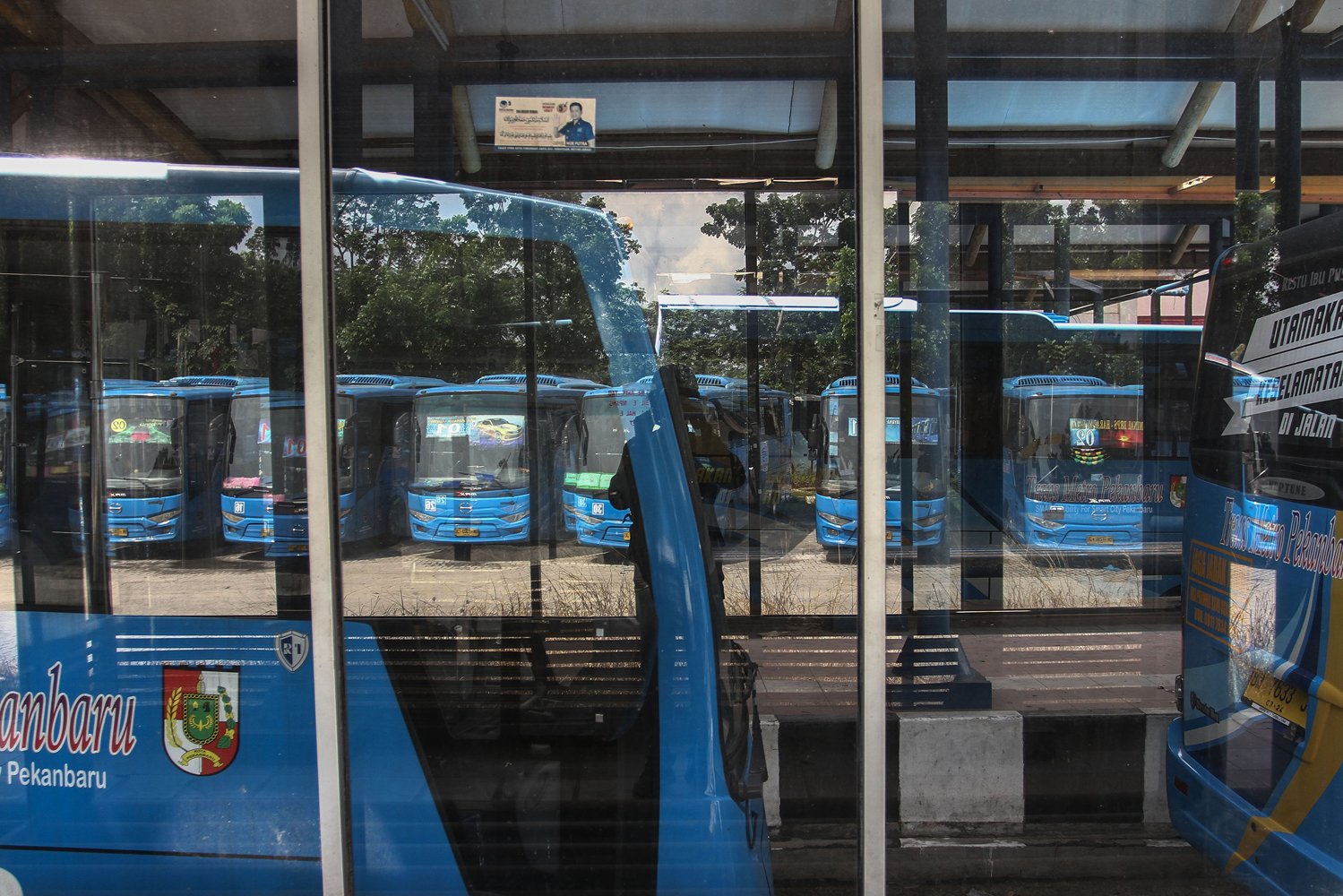 Sejumlah bus Trans Metro Pekanbaru terparkir di Terminal AKAP Bandar Raya Payung Sekaki Pekanbaru, Riau, Selasa (31/12/2019). Sebanyak 75 bus Trans Metro Pekanbaru (TMP) tidak beroperasi karena ratusan karyawan mogok kerja akibat gaji belum dibayarkan selama dua bulan dari November hingga Desember 2019. 