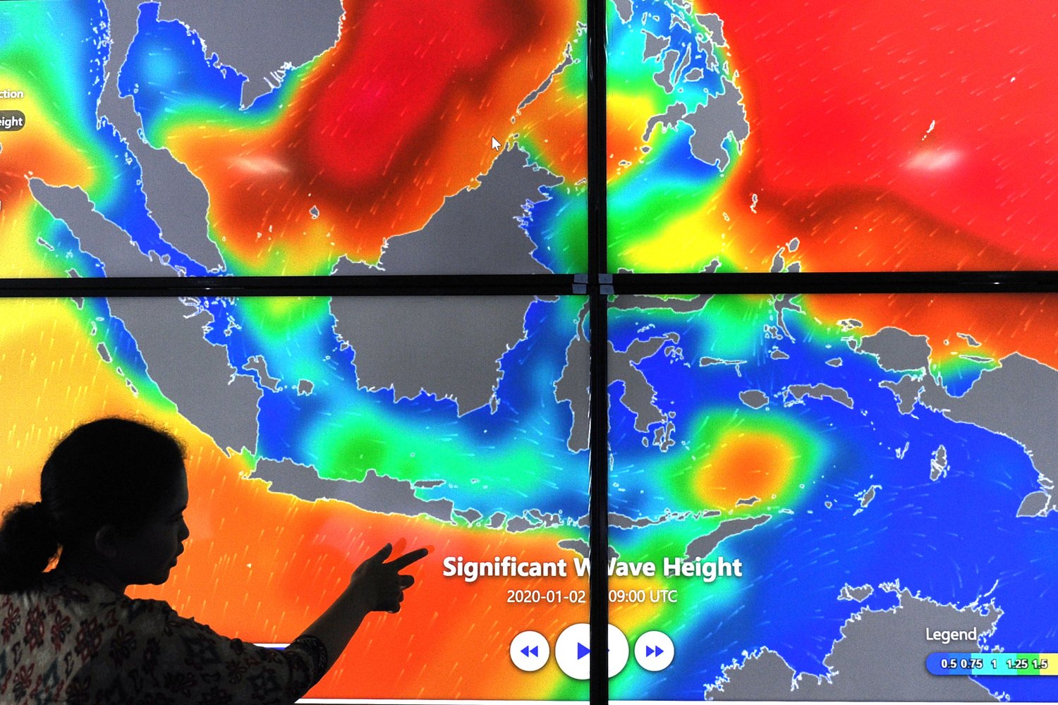 Petugas menunjukkan informasi Ocean Forecast System di Balai Besar Meteorologi Klimatologi dan Geofisika Wilayah 3 Denpasar, Bali, Kamis (2/1/2020). BMKG mengimbau masyarakat untuk mewaspadai potensi hujan lebat di wilayah Bali bagian barat, utara dan selatan serta potensi gelombang tinggi yang dapat mencapai dua meter atau lebih di sejumlah wilayah perairan Bali. 