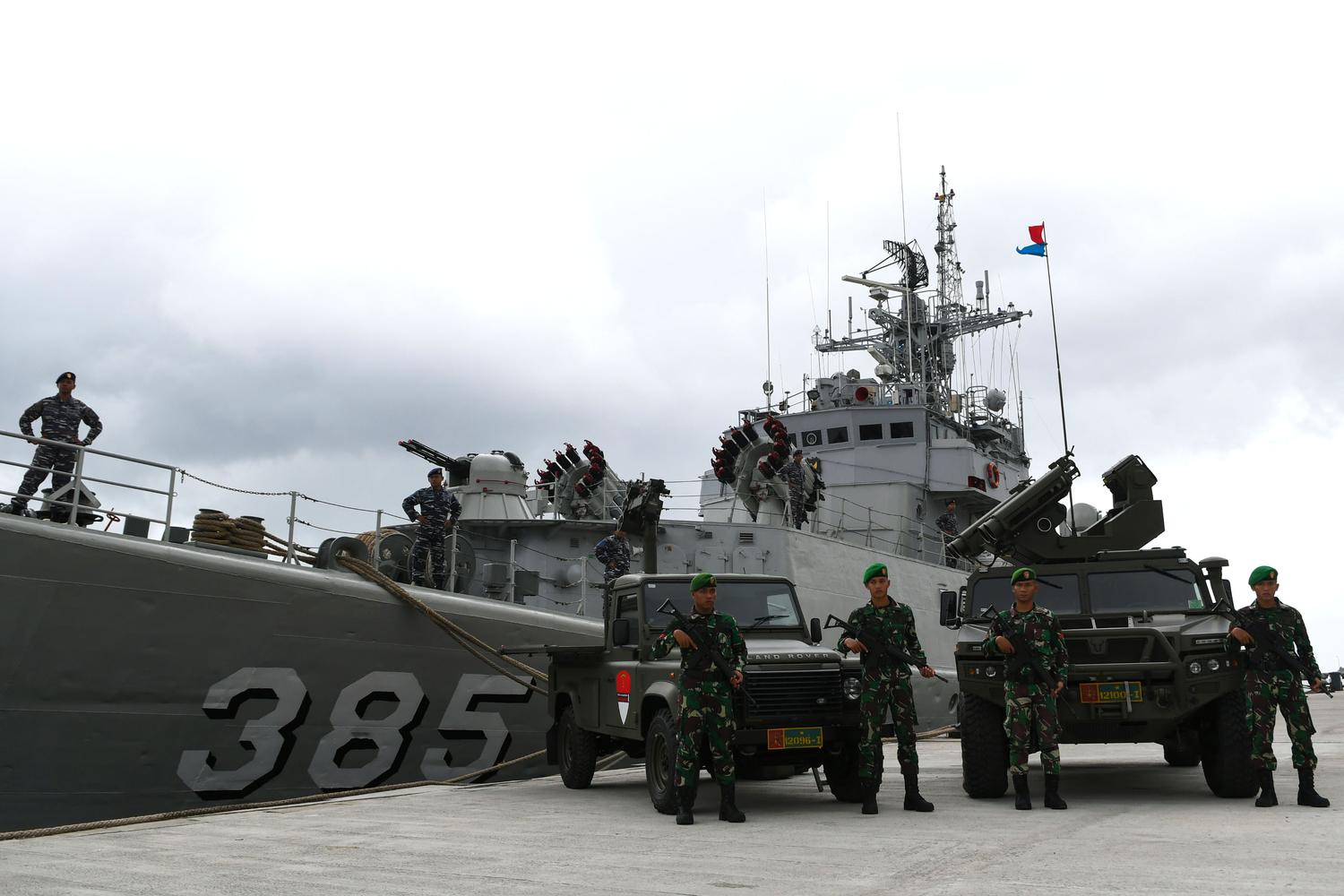 Sejunlah prajurit TNI saat mengikuti upacara Operasi Siaga Tempur Laut Natuna 2020 di Pelabuhan Pangkalan TNI AL Ranai, Natuna, Kepulauan Riau, Jumat (3/1/2020). 