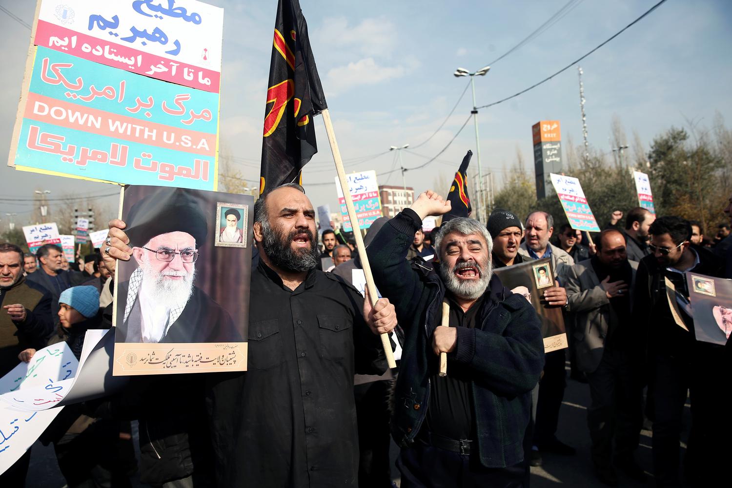 Demonstran berseru saat memprotes pembunuhan Mayor Jenderal Iran Qassem Soleimani, kapal Pasukan elit Quds, dan komandan millisi Irak Abu Mahdi al-Muhandis yang tewas dalam serangan udara di bandara Baghdad, di Teheran, Iran, Jumat (3/1/2020).