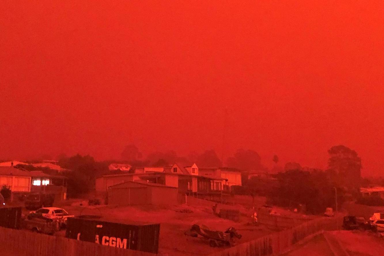 Langit berwarna merah terlihat saat kebakaran hutan terjadi di dekat kota Mallacoota, Victoria, Australia, Sabtu (4/1/2020), dalam foto yang didapatkan dari media sosial.