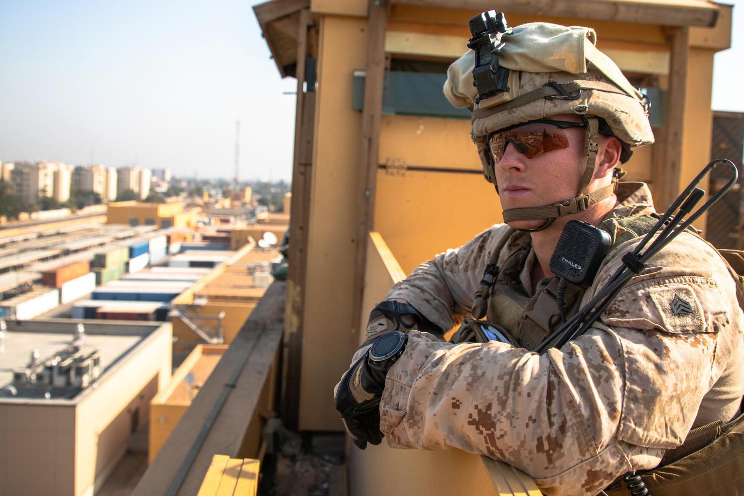 Seorang Marinir Amerika Serikat dengan 2nd Battalion, 7th Marines, ditugaskan ke Komando Pusat Satgas Respon Krisis Khusus Laut Udara Darat (SPMAGTF-CR-CC) 19.2, mengawasi pasukannya saat ia mengawasi keamanan di kompleks kedubes Amerika Serikat di Baghdad, Irak, Jumat (3/1/2020).