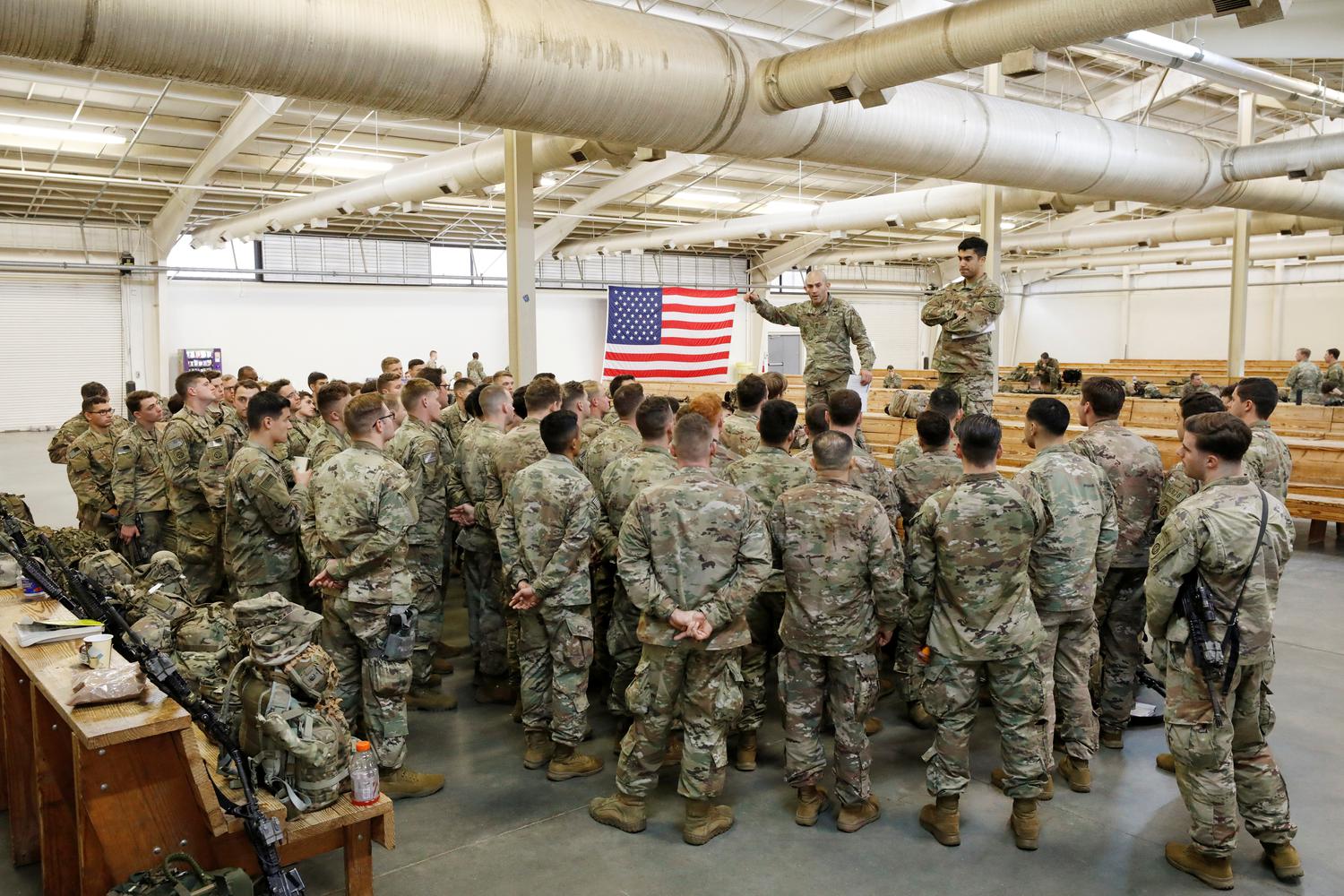 Penerjun payung Angkatan Bersenjata Amerika Serikat dari Batalion 2, Resimen Infantri Parasut ke-504, Tim Tempur Brigade 1, Divisi Lintas Udara ke-82, bersiap untuk keberangkatan ke Timur Tengah dari Fort Bragg, North Carolina. Amerika Serikat, Sabtu (4/1/2020).