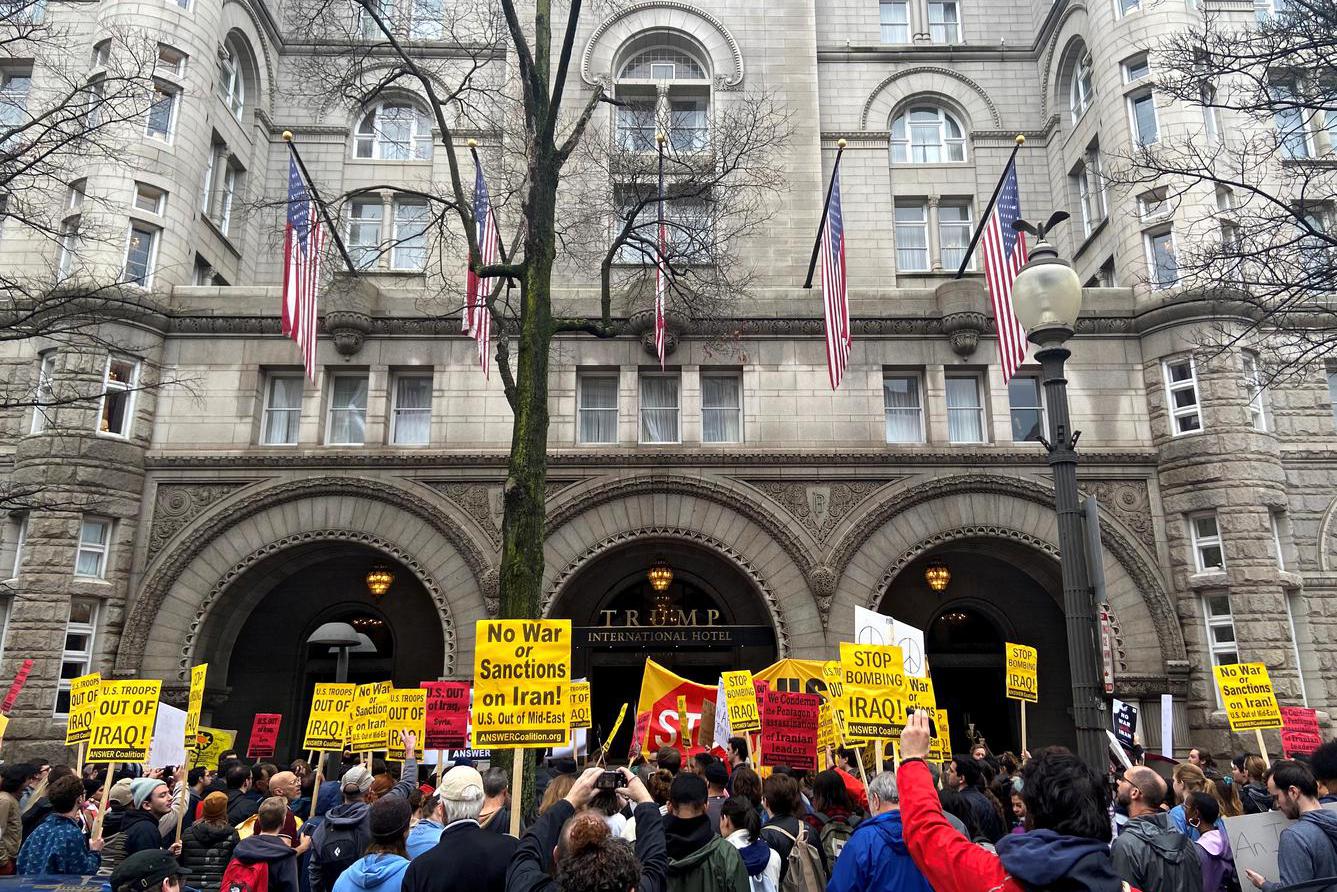 Pengunjuk rasa anti perang berkumpul dekat Hotel Internasional Trump untuk mengutuk serangan udara Amerika Serikat yang menewaskan komandan militer Iran Qaseem Soleimani, di Washington, Amerika Serikat, Sabtu (4/1/2020).