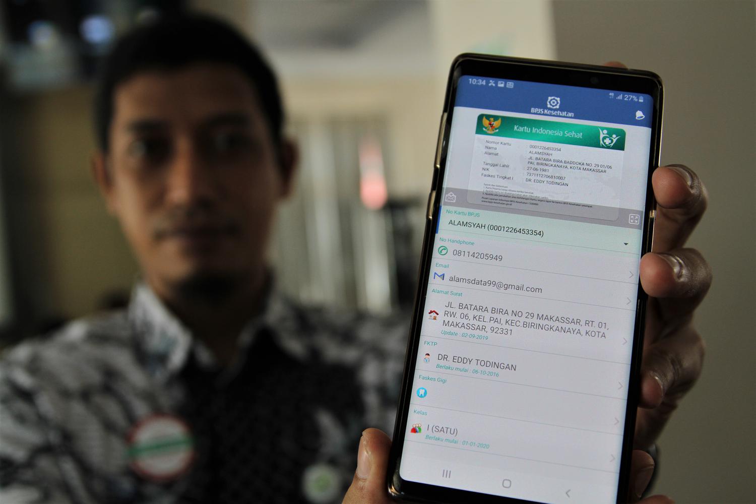 Petugas menunjukkan Aplikasi Mobile Jaminan Kesehatan Nasional (JKN) BPJS Kesehatan di Kantor BPJS Kesehatan Kendari, Sulawesi Tenggara, Rabu (8/1/2020). BPJS Kesehatan mengeluarkan program Perubahan Kelas Tidak Sulit (Praktis) hingga 30 April 2020.