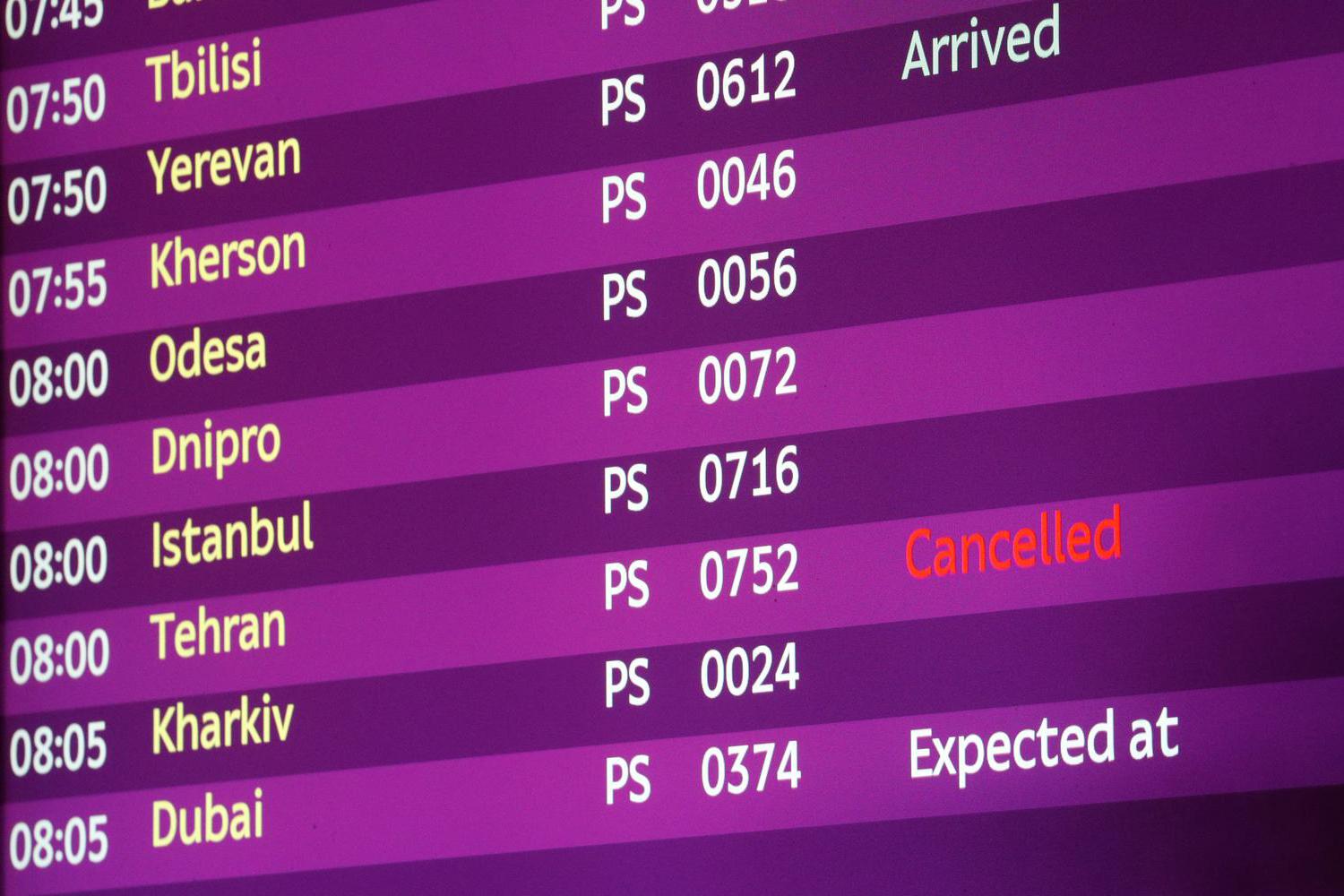 Papan informasi elektronik menunjukkan jadwal penerbangan termasuk dari Teheran yang diberi tanda 'dibatalkan', terlihat di Bandara Internasional Boryspil luar Kiev, Ukraina, Rabu (8/1/2020). Pesawat Boeing 737 milik Maskapai Internasional Ukraina jatuh setelah lepas landas dari bandara Iran Imam Khomeini.