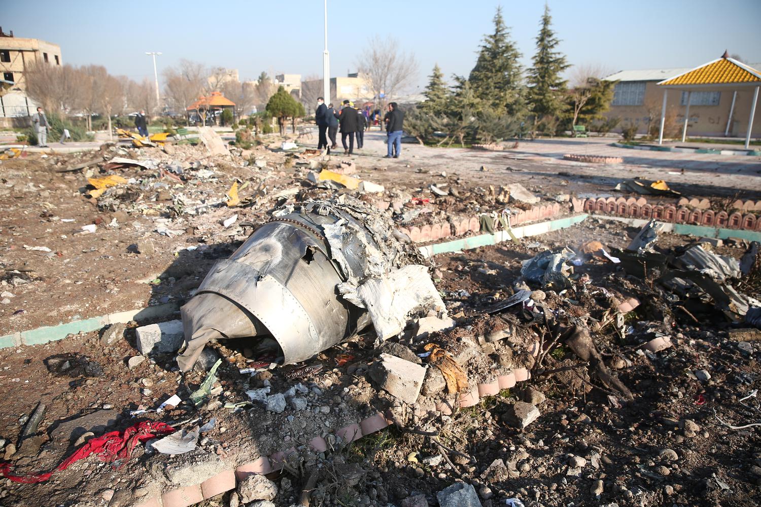 Serpihan pesawat Maskapai Internasional Ukraina, yang jatuh setelah lepas landas dari bandara Imam Khomeini Iran, di pinggiran Teheran, Iran, Rabu (8/1/2020).