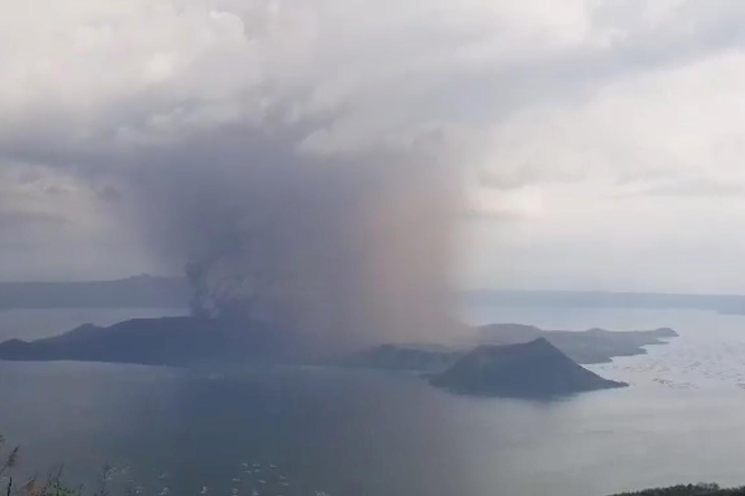 Erupsi gunung api Taal terlihat dari Tagaytay, Filipina, Minggu (12/1/2020), dalam foto yang didapatkan dari video di media sosial, pihak berwenang telah memberi peringatan kepada masyarakat bahwa erupsi Gunung Taal berpotensi menimbulkan tsunami di danau sekitar gunung.
