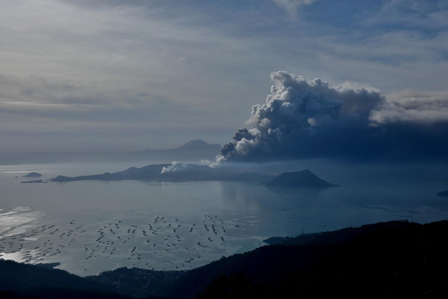 Gunung berapi Taal yang meletus terlihat dari Tagaytay City, Filipina, Senin (13/1/2020).