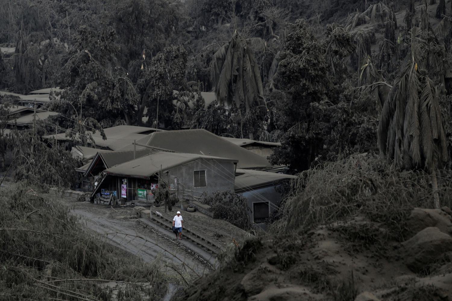 Dari wilayah Talisay Batangas, Wakil Gubernur Mark Leviste menyebut bahwa hujan telah membuat abu vulkanik berubah menjadi lumpur sehingga diperlukan truk untuk mengevakuasi warga dari wilayah pedalaman.