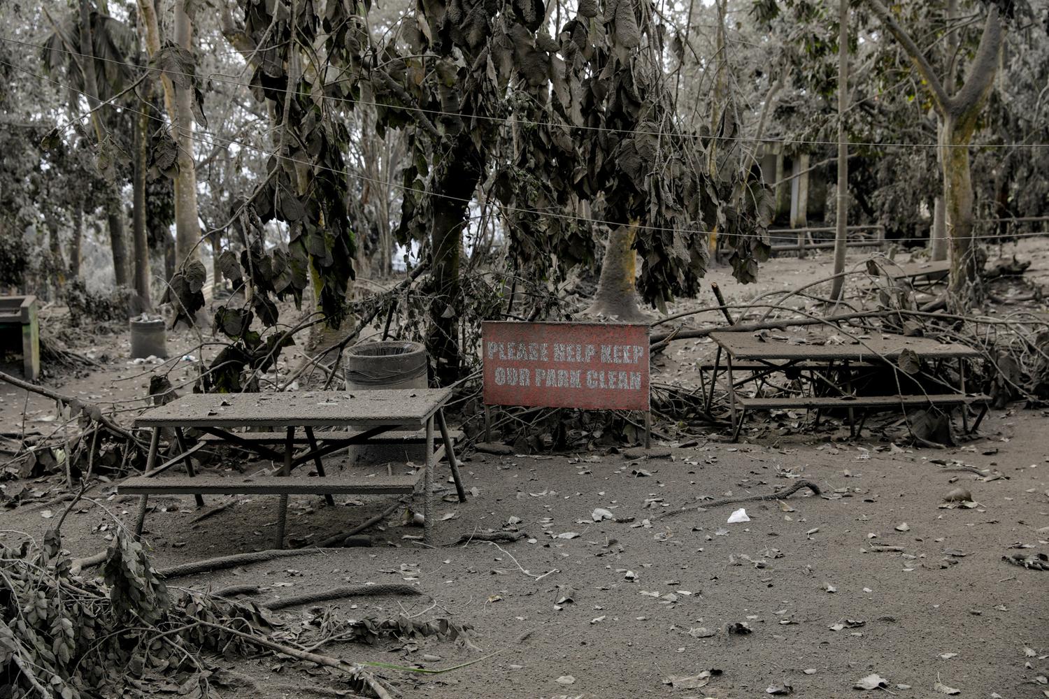 Meja-meja piknik tertutup abu vulkanik di sebuah taman di Tagaytay City, Filipina, Selasa (14/1/2020).