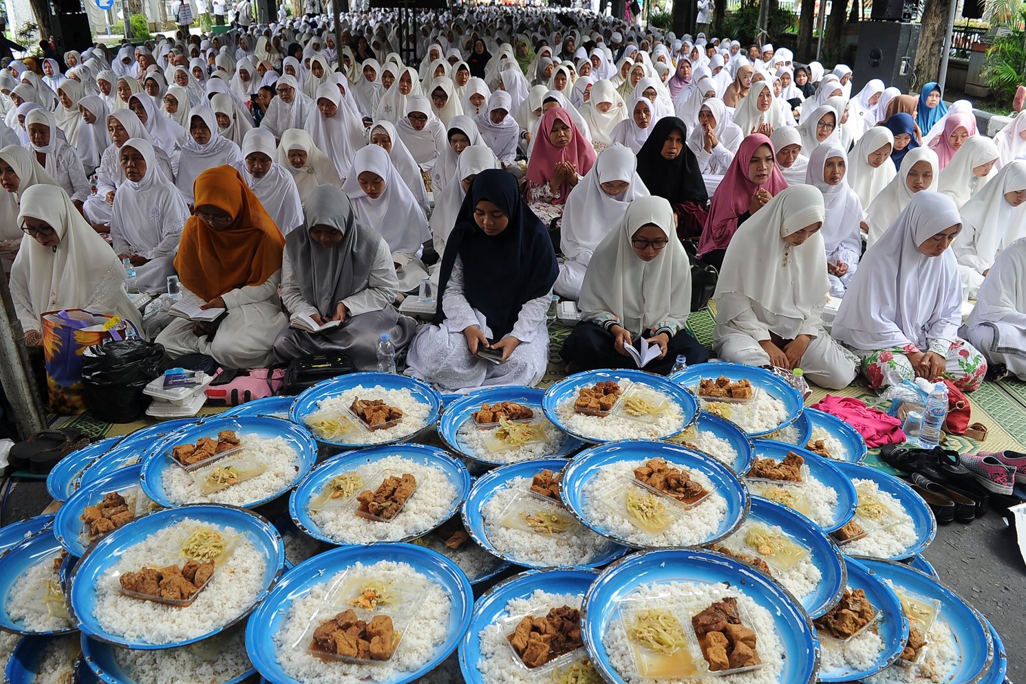 Jamaah mengikuti doa bersama saat Dzikir dan doa bersama jamaah dzikir Al-Khidmad di depan Masjid Agung Sidoarjo, Jawa Timur, Minggu (12/1/2020). Dzikir dan doa bersama yang diikuti ribuan warga tersebut dalam rangka memperingati hari jadi ke-161 Sidoarjo. 