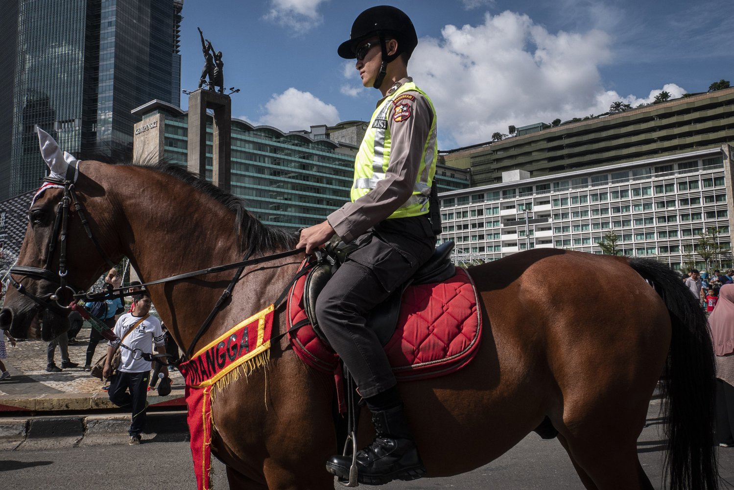 Polisi berkuda berpatroli saat Hari Bebas Kendaraan Bermotor (HBKB) di kawasan Bundaran HI, Jakarta, Minggu (12/1/2020). Patroli tersebut untuk menjaga keamanaan saat pelaksanaan HBKB. 