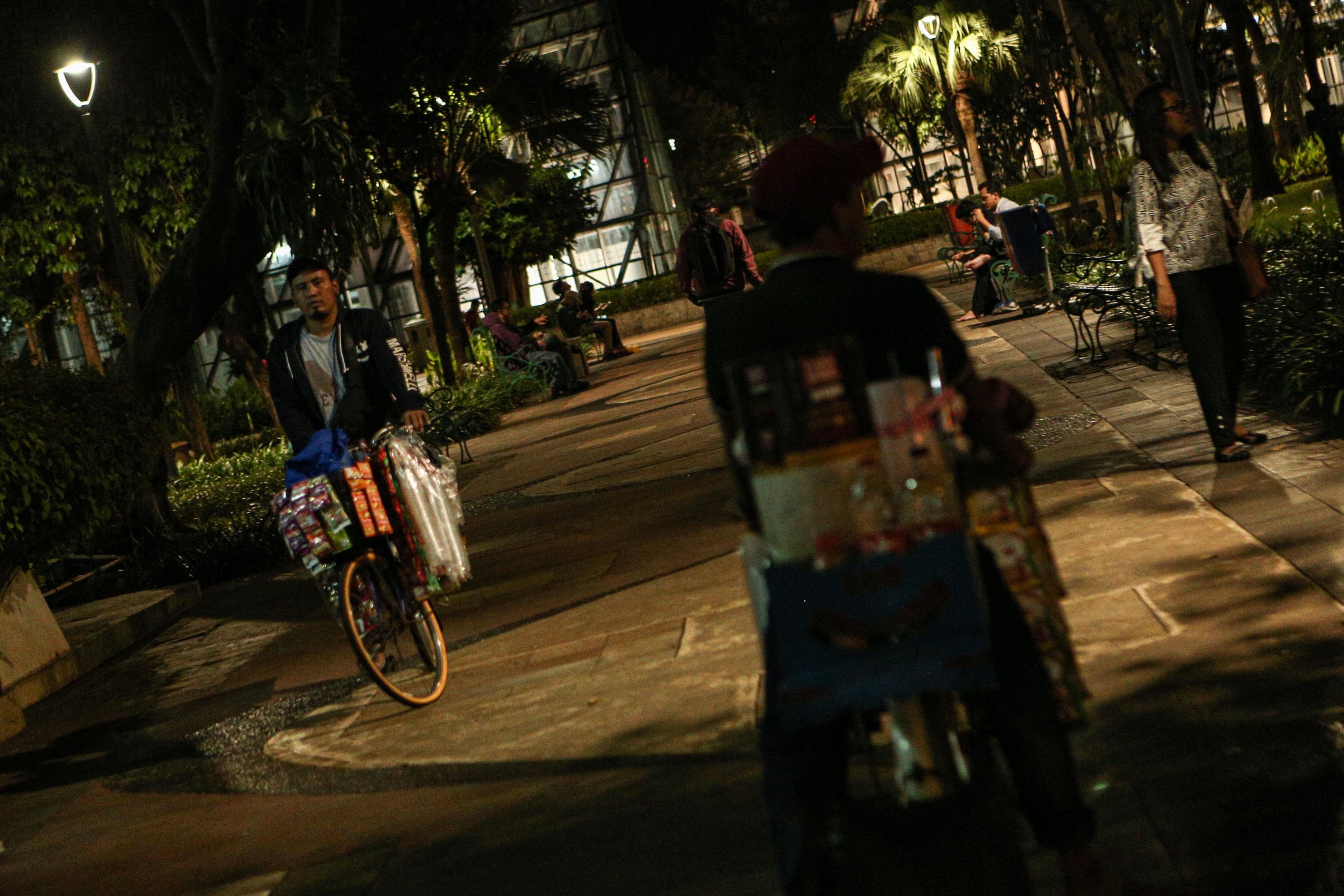 Pedagang kopi keliling berjualan di Kawasan Taman Menteng, Jakarta Pusat.