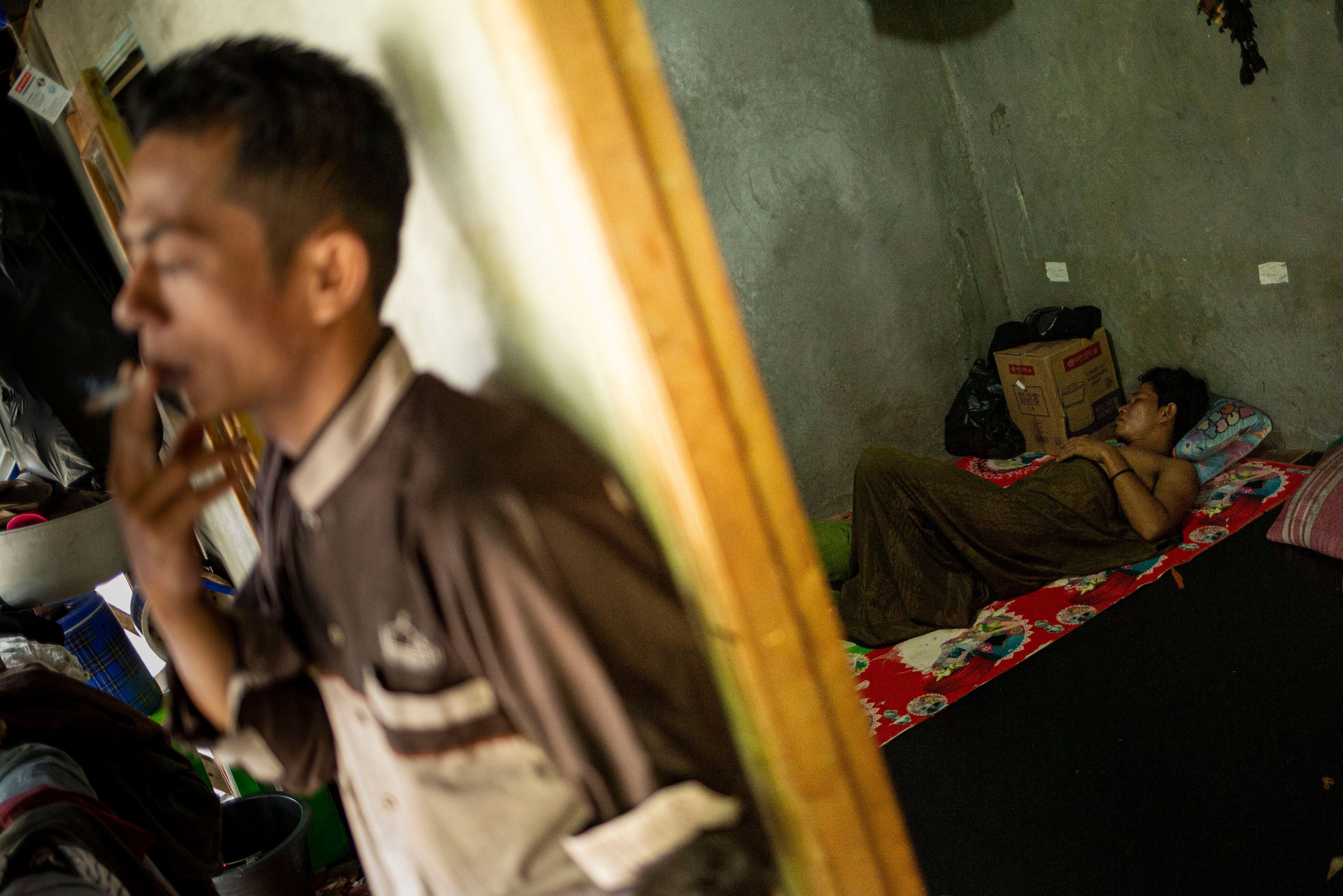 Faruq (29), penjual kopi keliling beristirahat di kontrakannya di Kampung Kwitang, Senen, Jakarta Pusat.