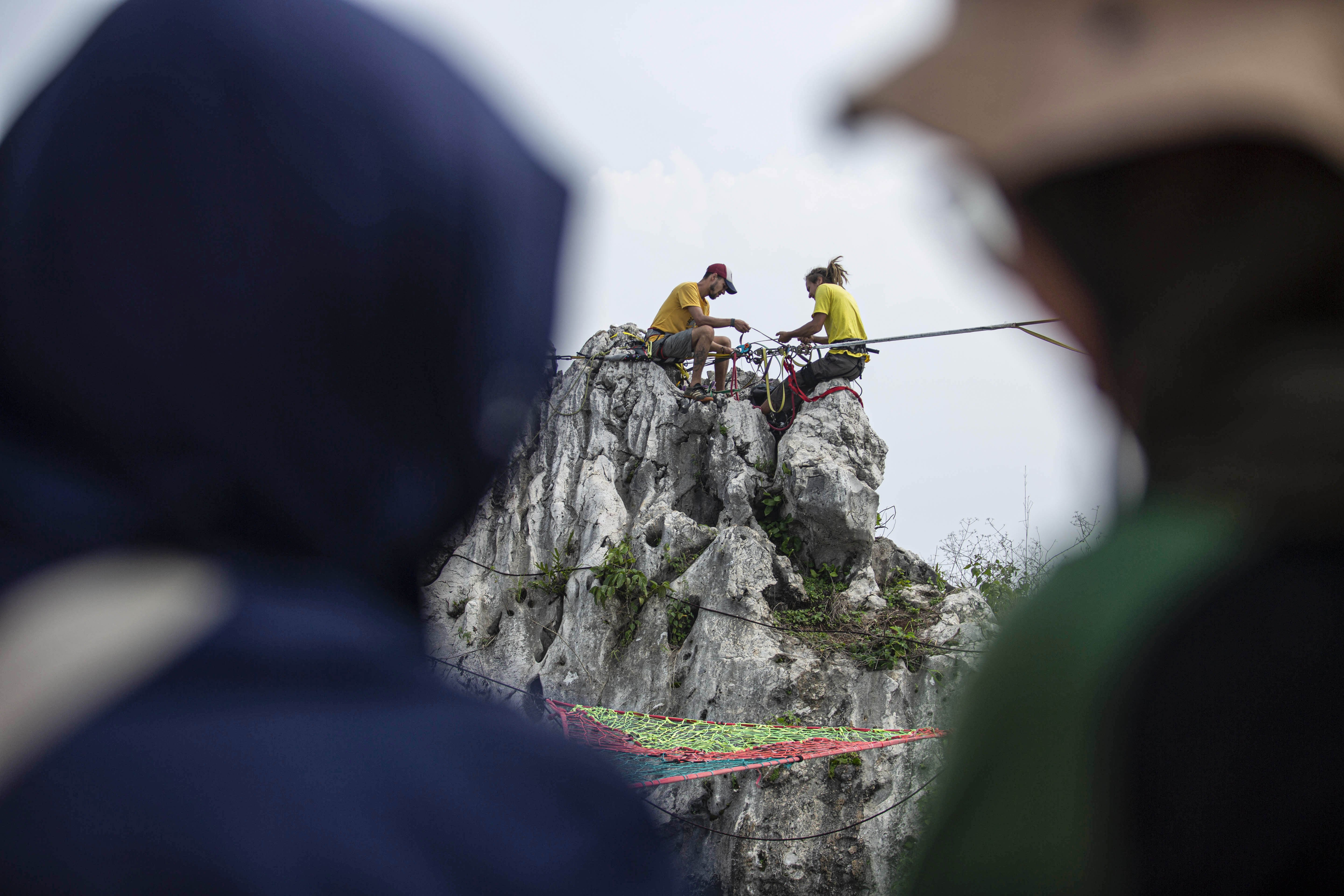 Penggiat olahraga ekstrim asal Ekuador mempersiapkan pengaman sebelum melakukan aksi highline di Tebing Gunung Hawu, Padalarang, Kabupaten Bandung Barat.\r\n