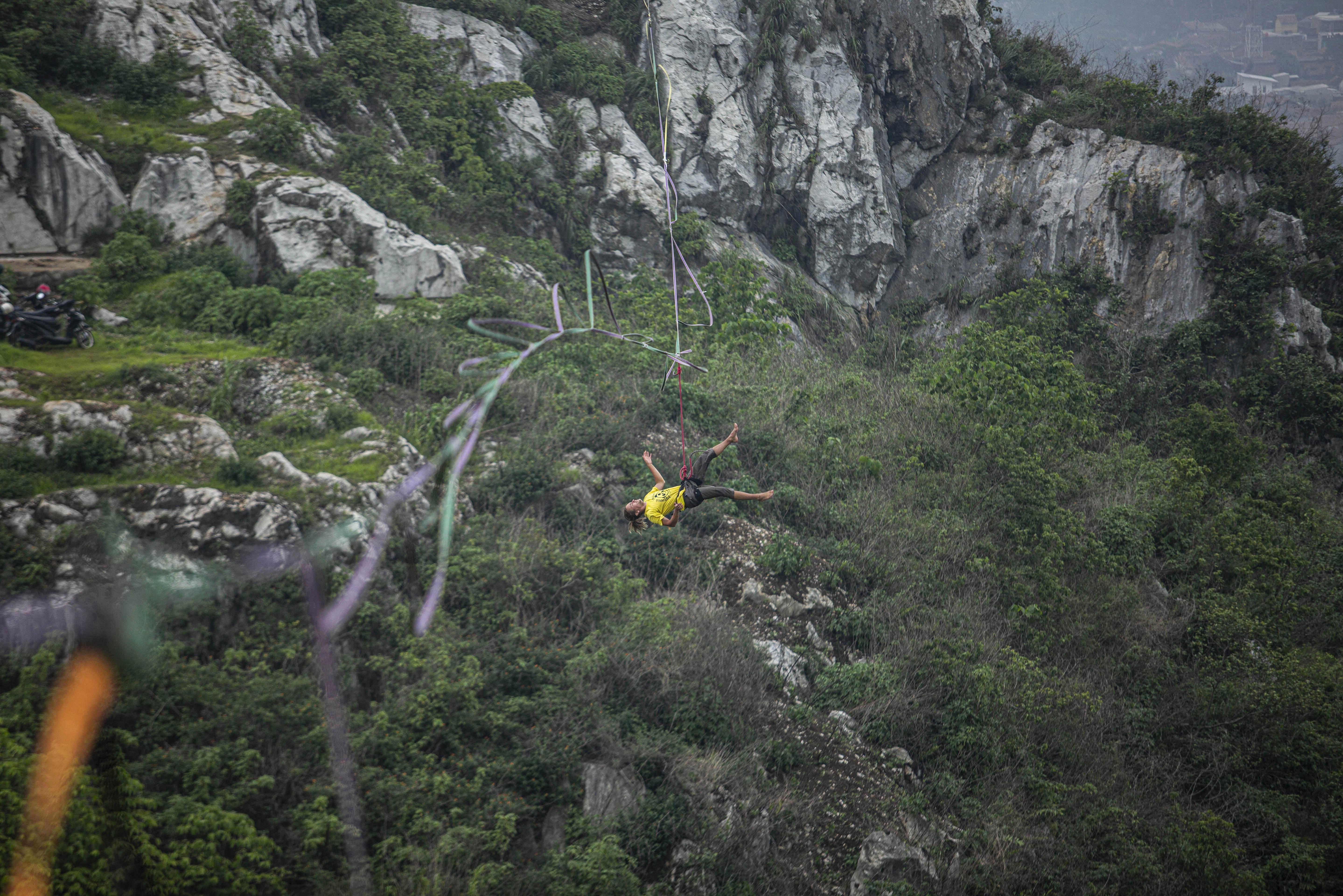 Penggiat olahraga ekstrim asal Ekuador terjatuh saat melakukan aksi highline di Tebing Gunung Hawu, Padalarang, Kabupaten Bandung Barat.