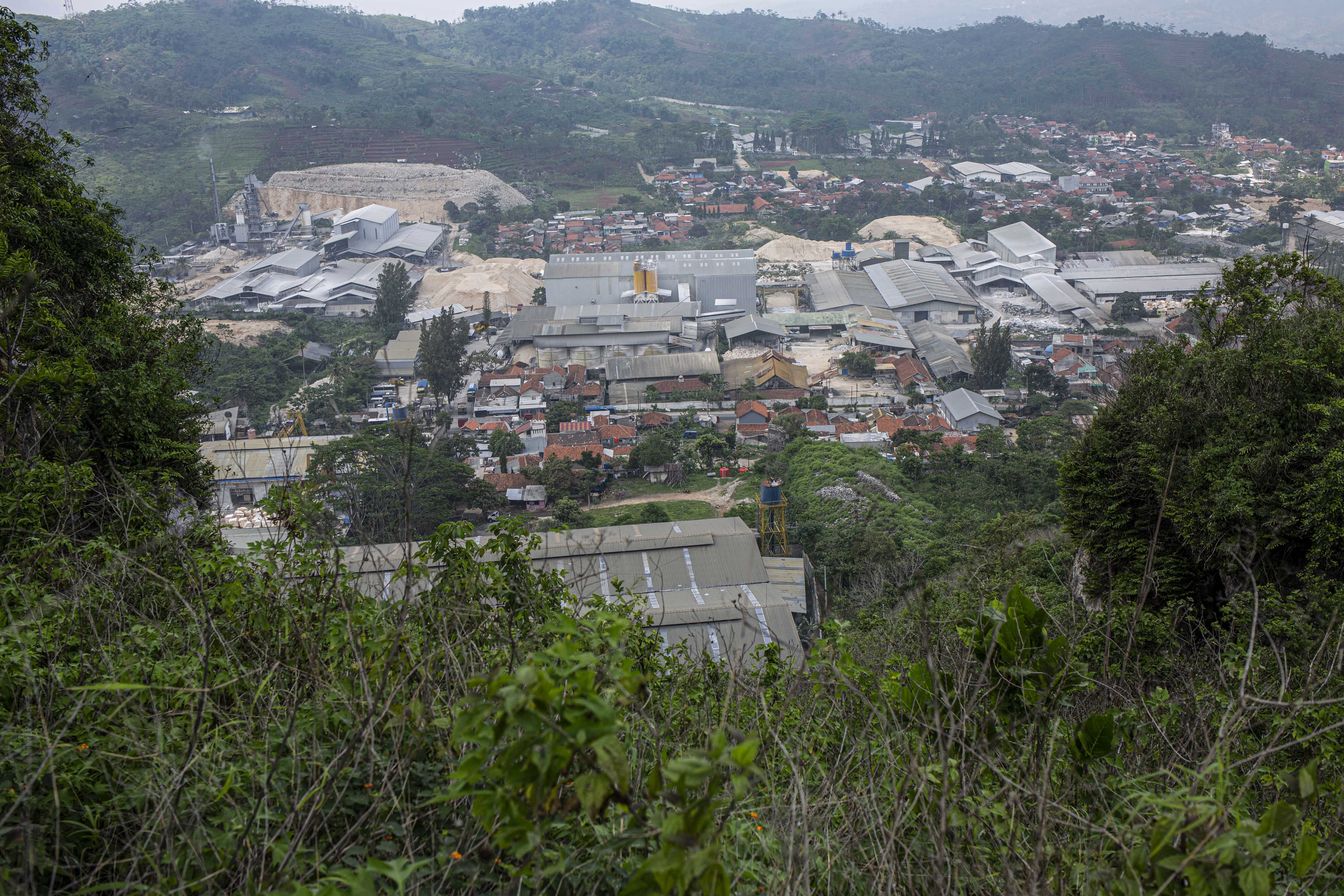 Pabrik pengolahan batu kapur di Kawasan Tebing Gunung Hawu, Padalarang, Kabupaten Bandung Barat.