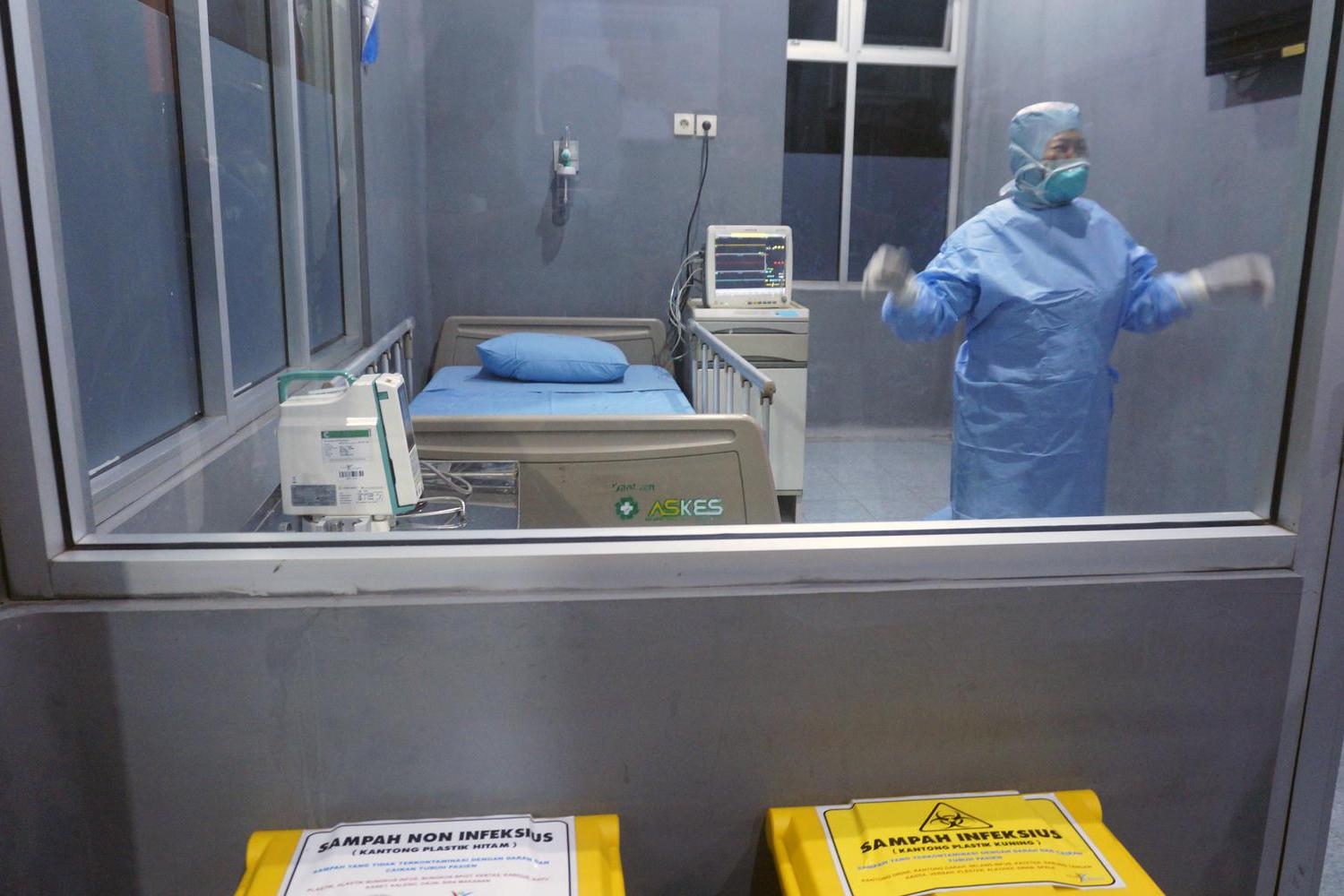 Petugas medis mengecek ruang isolasi khusus untuk menangani pasien terjangkit novel Coronavirus (nCoV) di Rumah Sakit Umum Daerah (RSUD) Kraton, Pekalongan, Jawa Tengah, Rabu (5/2/2020). 