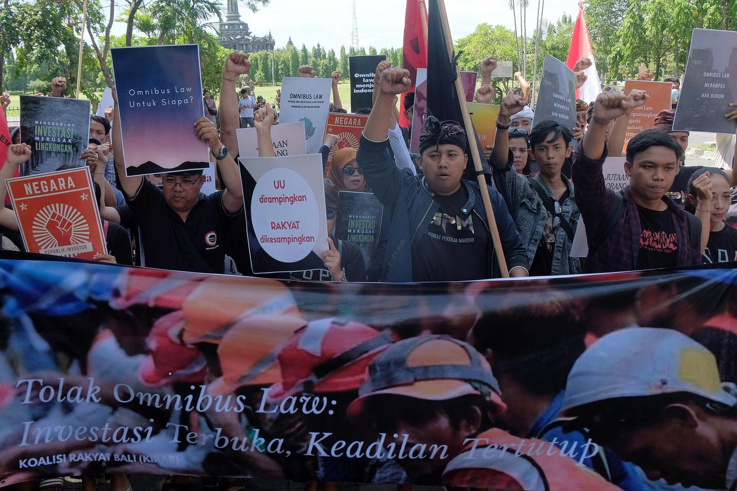 Anggota Koalisi Rakyat Bali (KIRAB) meneriakan yel-yel dalam unjuk rasa penolakan RUU Omnibus Law Cipta Lapangan Kerja di Denpasar, Bali, Kamis (6/2/2020). Mereka menolak RUU Omnibus Law Cipta Lapangan Kerja karena dinilai berpotensi merugikan kalangan bu