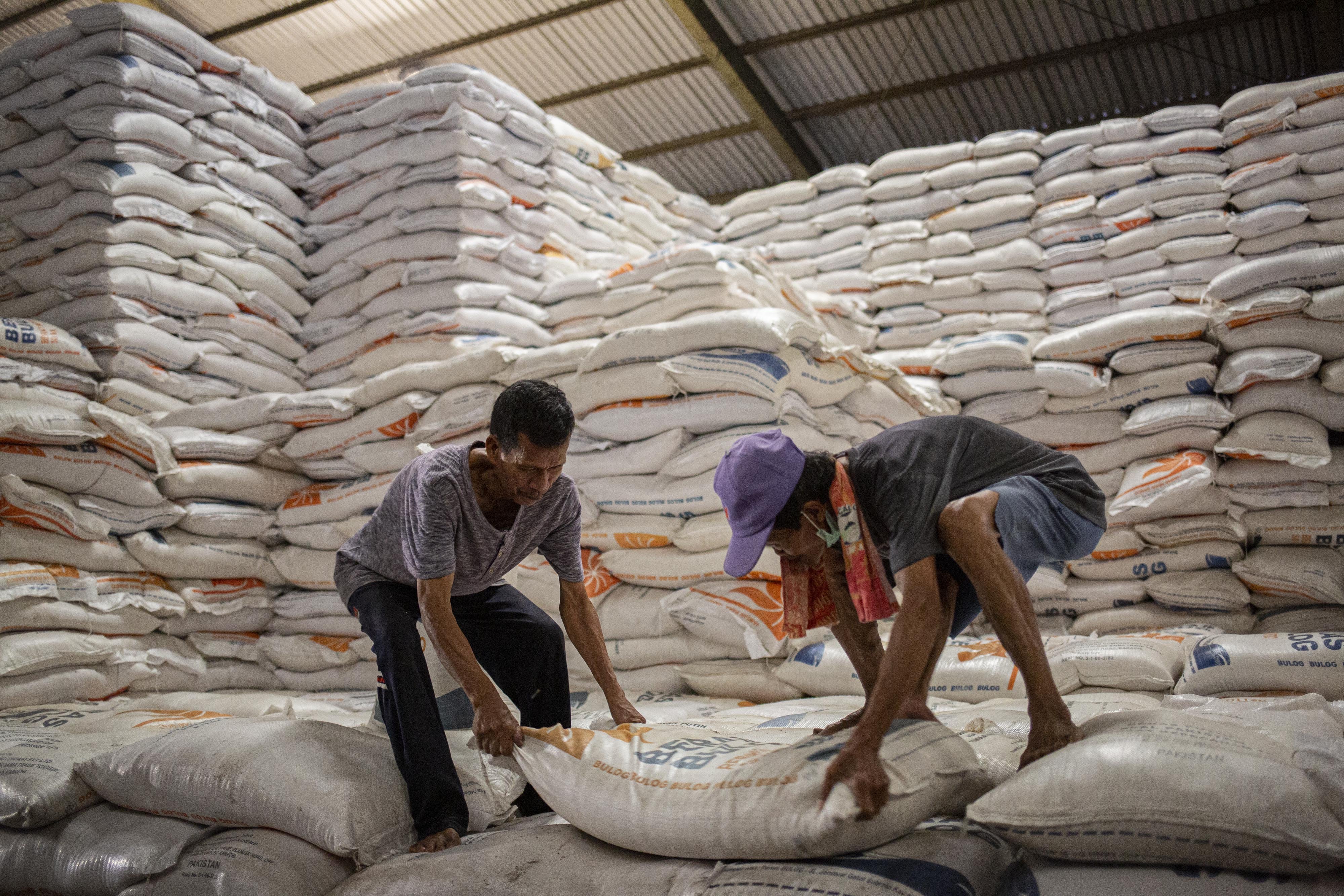 Pekerja merapihkan beras di Gudang Bulog, Kelapa Gading, Jakarta Utara, Kamis (27/2/2020). Jelang Ramadhan dan Idul Fitri 2020 pasokan beras di seluruh wilayah Indonesia akan tercukupi dengan menyediakan 1,7 juta ton beras.