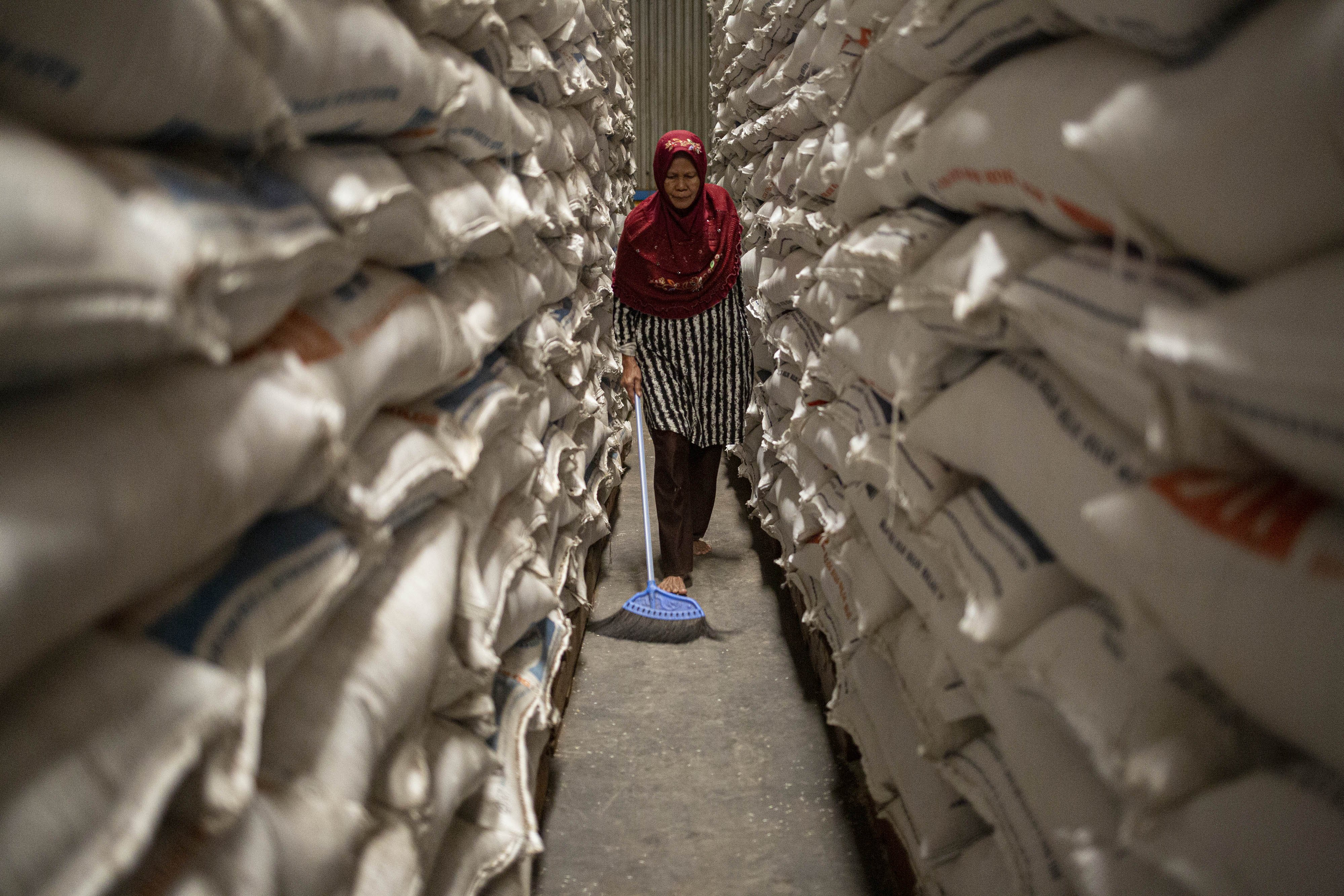 Pekerja menyapu tumpahan beras di Gudang Bulog, Kelapa Gading, Jakarta Utara, Kamis (27/2/2020). Jelang Ramadhan dan Idul Fitri 2020 pasokan beras di seluruh wilayah Indonesia akan tercukupi dengan menyediakan 1,7 juta ton beras.