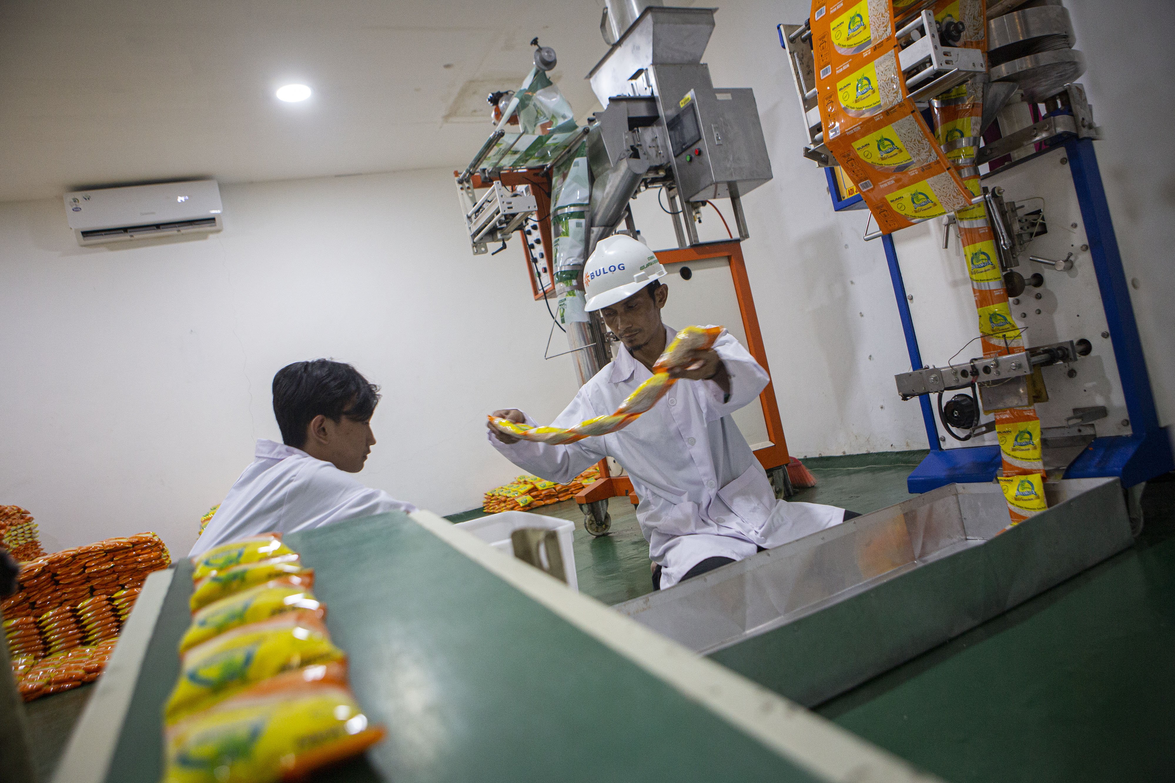Pekerja mengemas beras di Gudang Bulog, Kelapa Gading, Jakarta Utara, Kamis (27/2/2020). Jelang Ramadhan dan Idul Fitri 2020 pasokan beras di seluruh wilayah Indonesia akan tercukupi dengan menyediakan 1,7 juta ton beras.