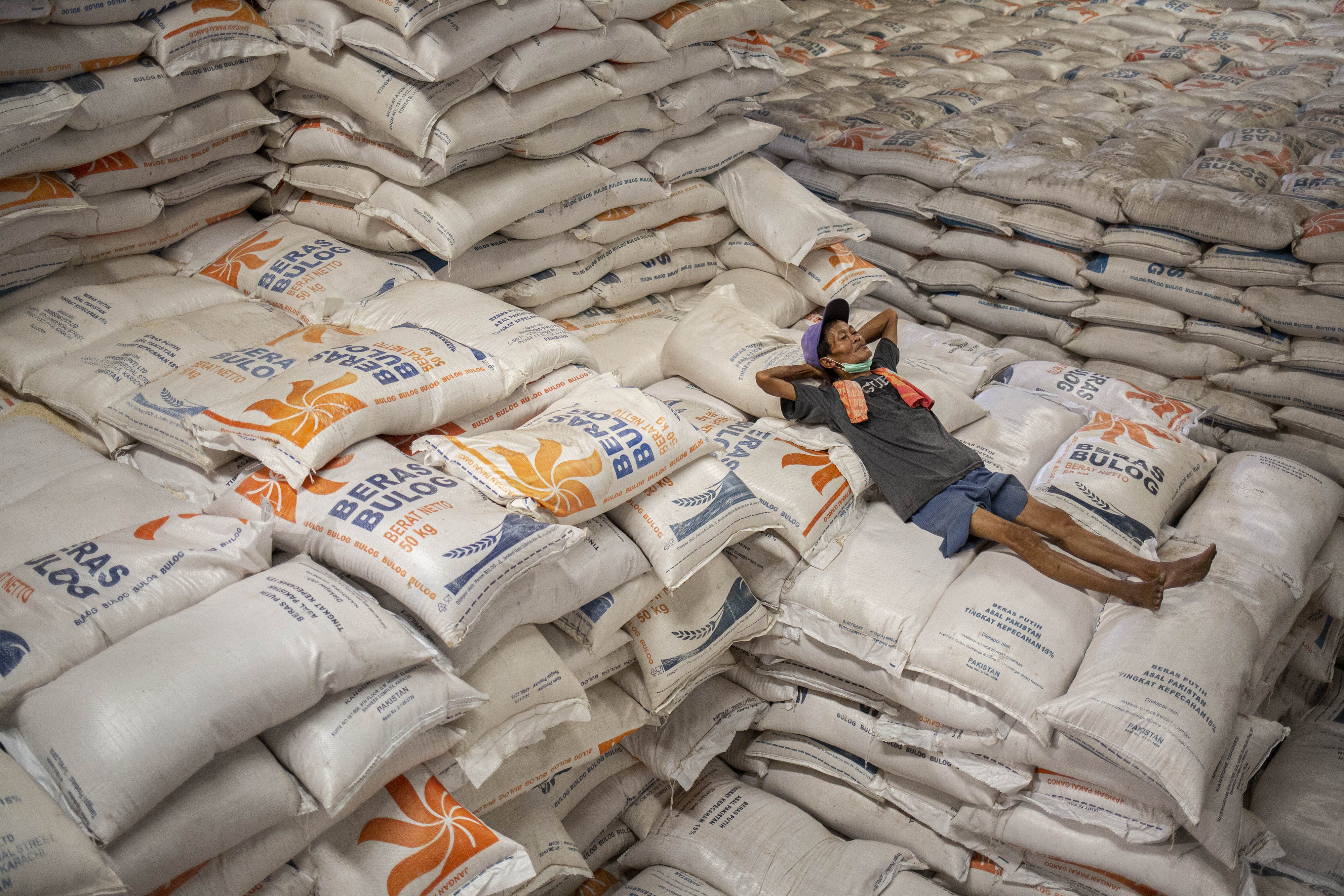 Pekerja beristirahat ditumpukan beras di Gudang Bulog, Kelapa Gading, Jakarta Utara, Kamis (27/2/2020). Jelang Ramadhan dan Idul Fitri 2020 pasokan beras di seluruh wilayah Indonesia akan tercukupi dengan menyediakan 1,7 juta ton beras.
