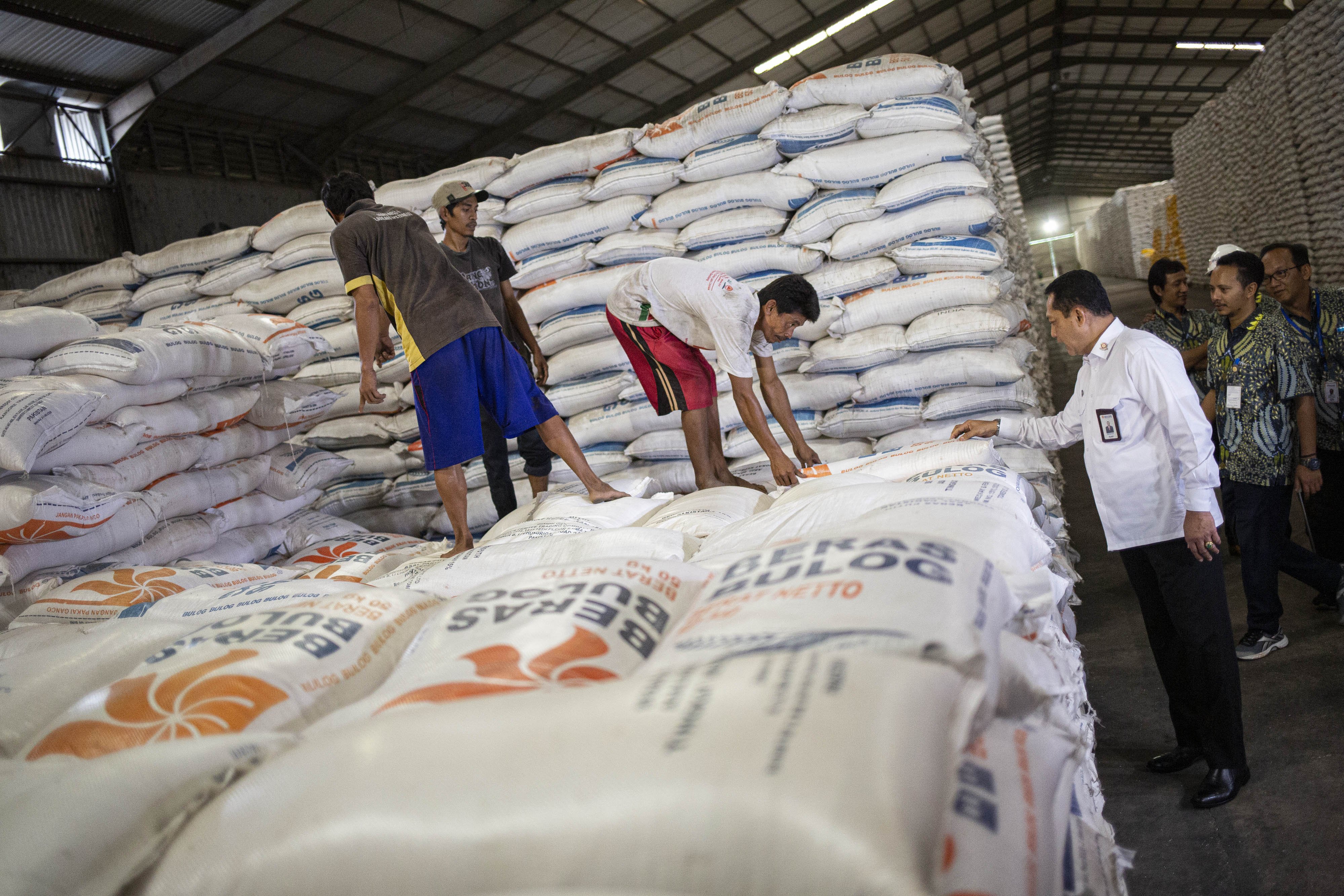 Dirut Bulog Budi Waseso melakukan mengecekan beras di Gudang Bulog, Kelapa Gading, Jakarta Utara, Kamis (27/2/2020). Jelang Ramadhan dan Idul Fitri 2020 pasokan beras di seluruh wilayah Indonesia akan tercukupi dengan menyediakan 1,7 juta ton beras.