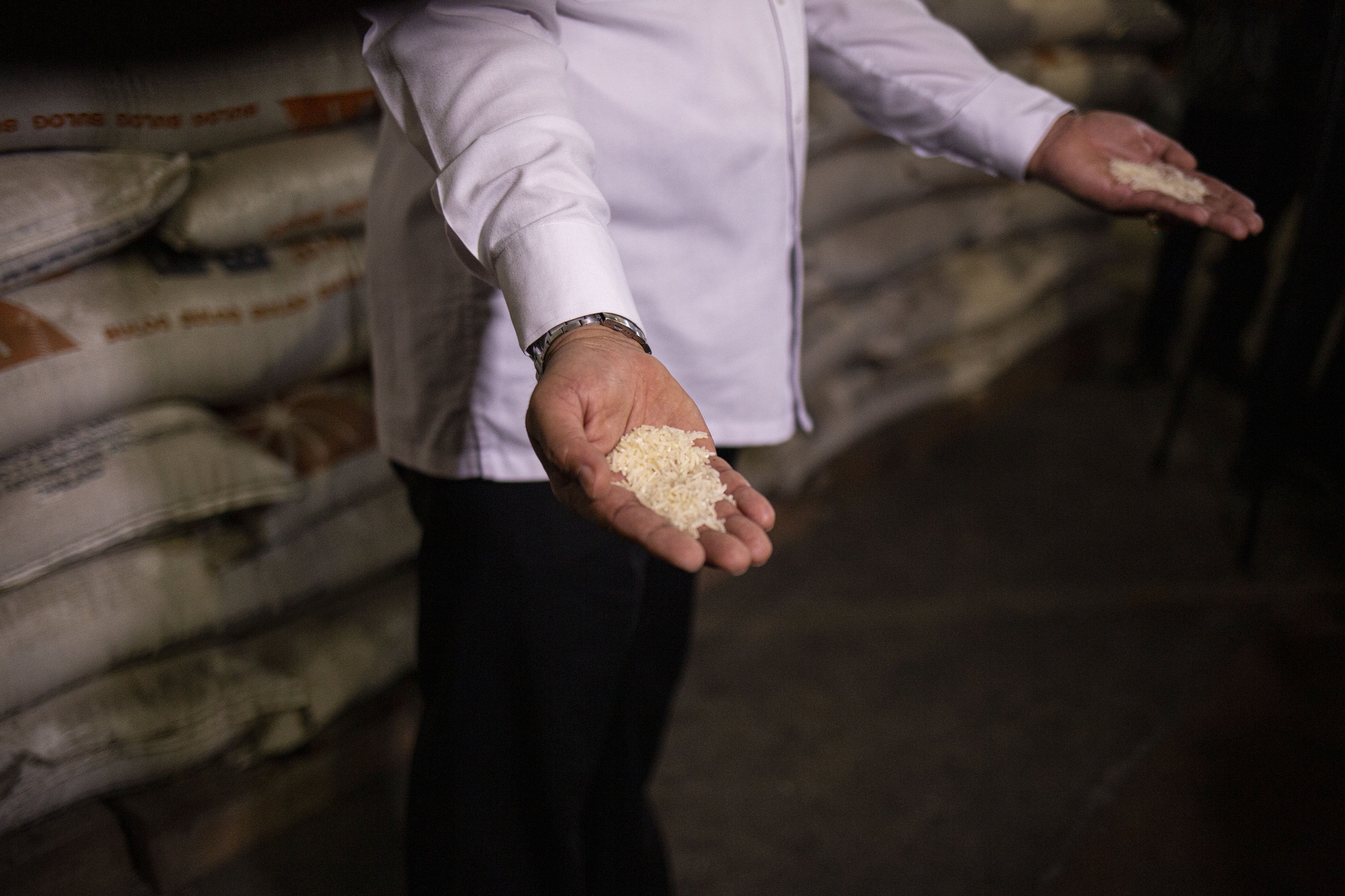 Dirut Bulog Budi Waseso menunjukan beras di Gudang Bulog, Kelapa Gading, Jakarta Utara, Kamis (27/2/2020). Jelang Ramadhan dan Idul Fitri 2020 pasokan beras di seluruh wilayah Indonesia akan tercukupi dengan menyediakan 1,7 juta ton beras.