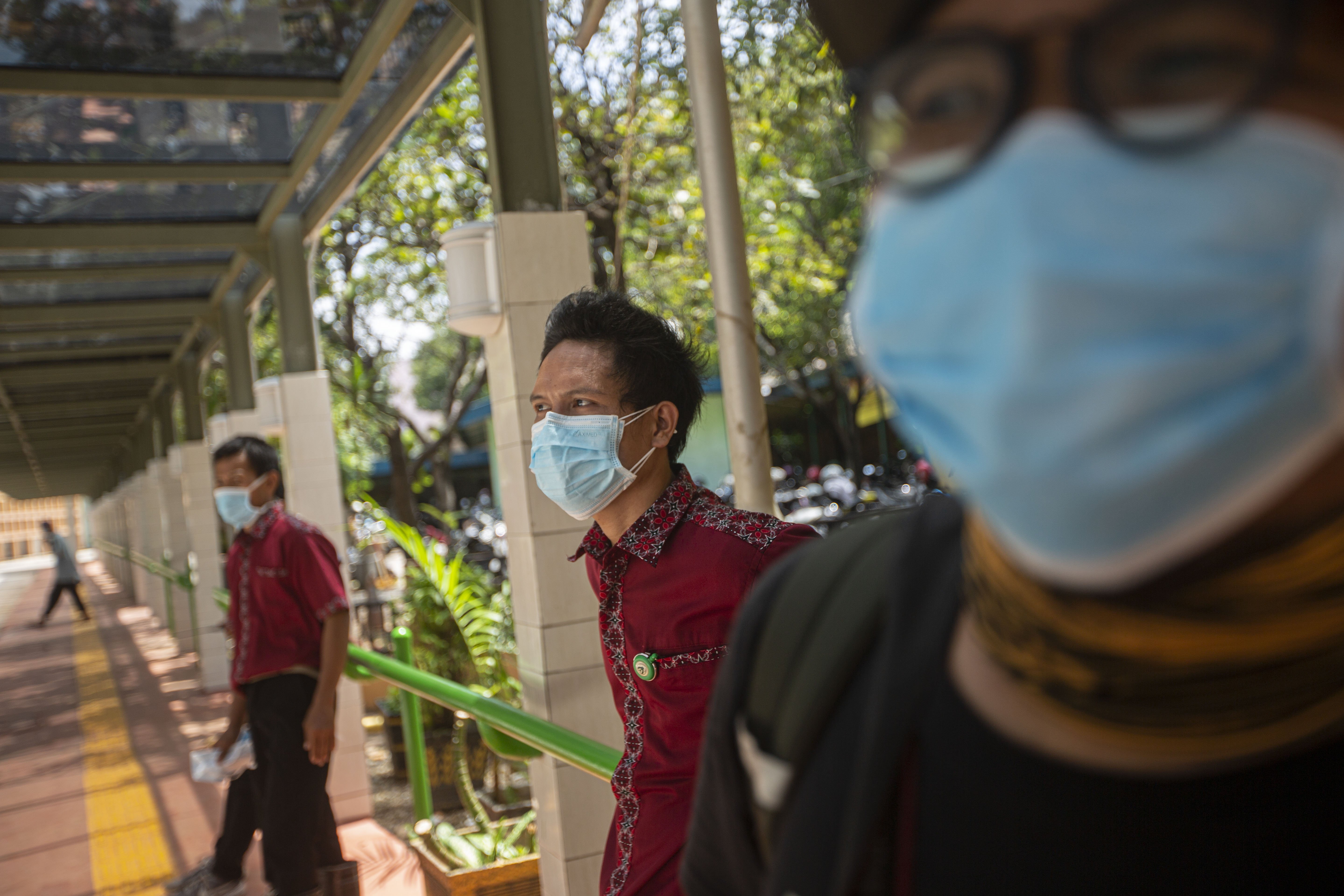 Pengunjung memakai masker saat mengunjungi Rumah Sakit Penyakit Infeksi Prof. Dr. Sulianti Saroso, Jakarta Utara, Senin (3/3/2020). Guna mengindari penyebaran virus corona pengunjung dan pegawai RSPI Sulianti Saroso menggunakan masker setelah ditetapkannya dua WNI yang positif virus corona dirawat disana.