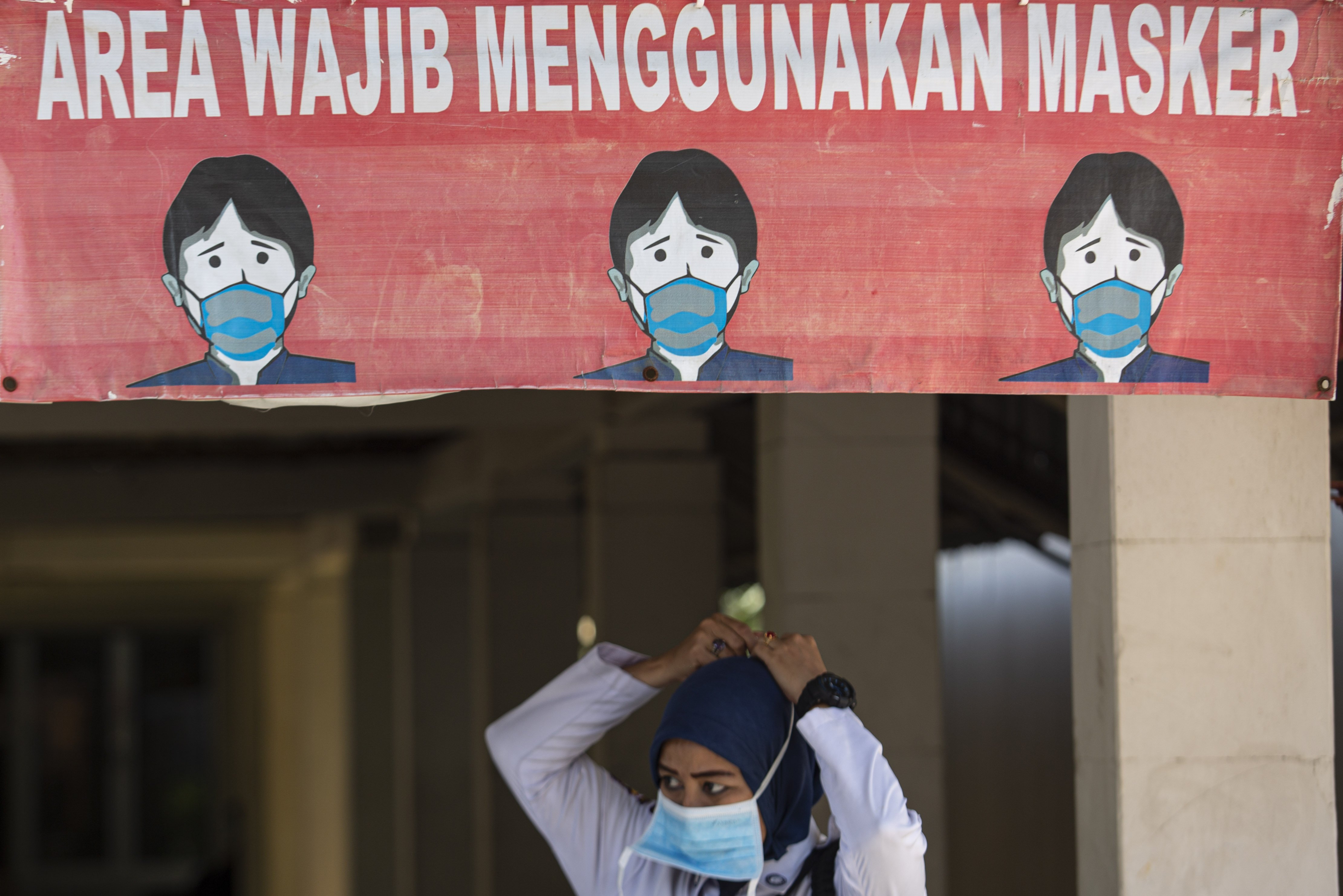 Pengunjung memakai masker saat mengunjungi Rumah Sakit Penyakit Infeksi Prof. Dr. Sulianti Saroso, Jakarta Utara, Senin (3/3/2020). Guna mengindari penyebaran virus corona pengunjung dan pegawai RSPI Sulianti Saroso menggunakan masker setelah ditetapkannya dua WNI yang positif virus corona dirawat disana.