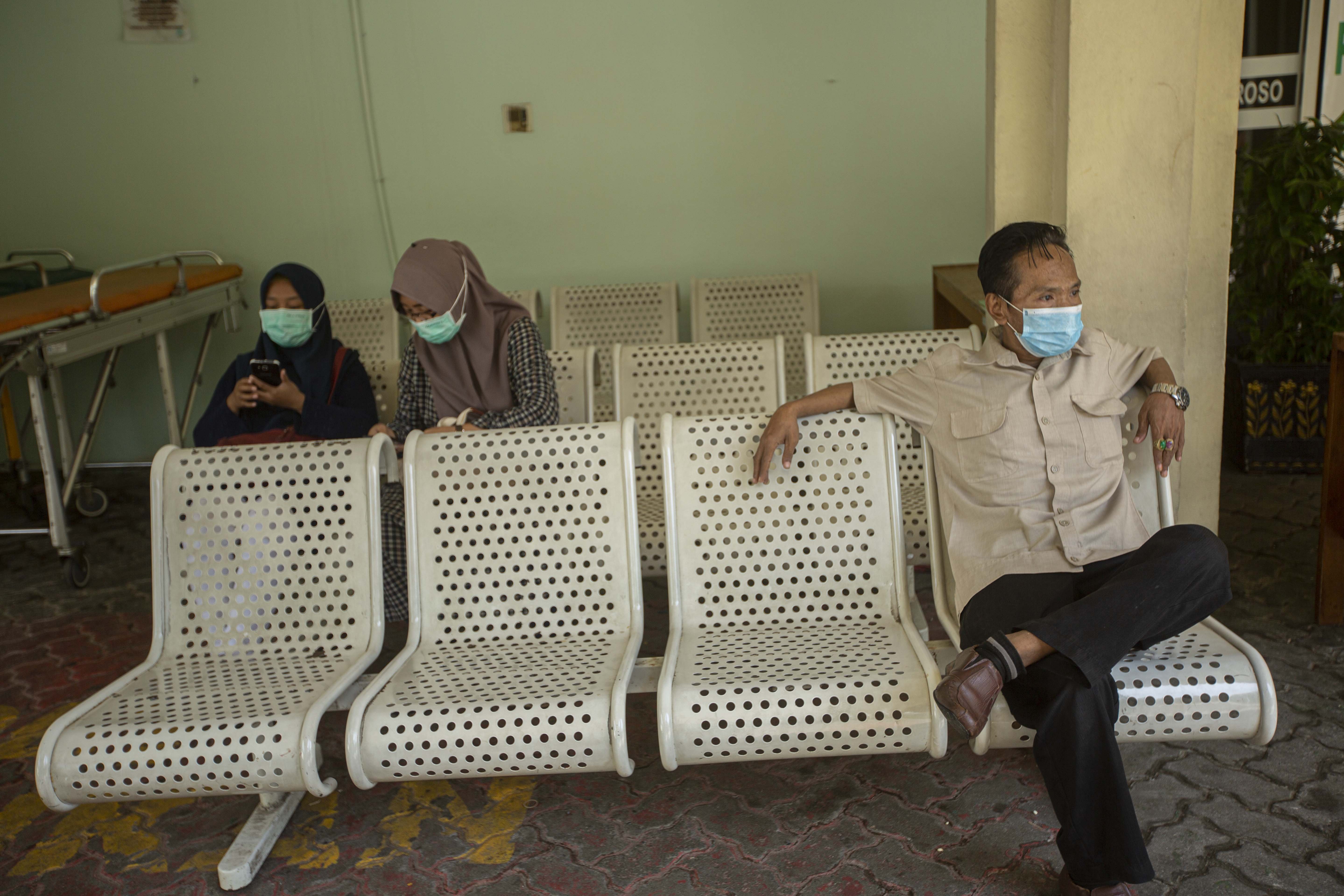 Pengunjung memakai masker saat mengunjungi Rumah Sakit Penyakit Infeksi Prof. Dr. Sulianti Saroso, Jakarta Utara, Senin (3/3/2020). Guna mengindari penyebaran virus corona pengunjung dan pegawai RSPI Sulianti Saroso menggunakan masker setelah ditetapkannya dua WNI yang positif virus corona dirawat disana.