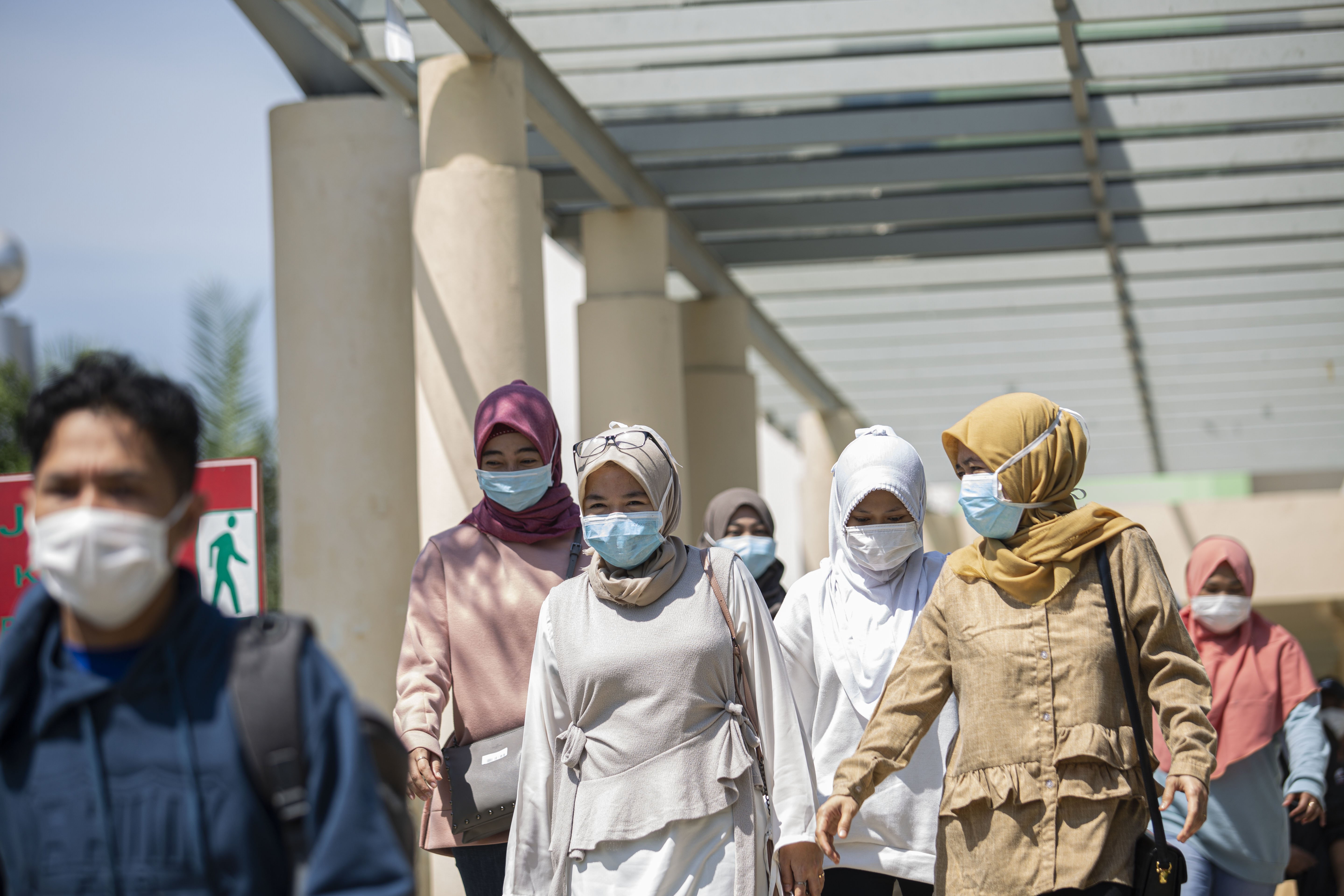 Pengunjung memakai masker saat mengunjungi Rumah Sakit Penyakit Infeksi Prof. Dr. Sulianti Saroso, Jakarta Utara, Senin (3/3/2020). Guna mengindari penyebaran virus corona pengunjung dan pegawai RSPI Sulianti Saroso menggunakan masker setelah ditetapkannya dua WNI yang positif virus corona dirawat disana.