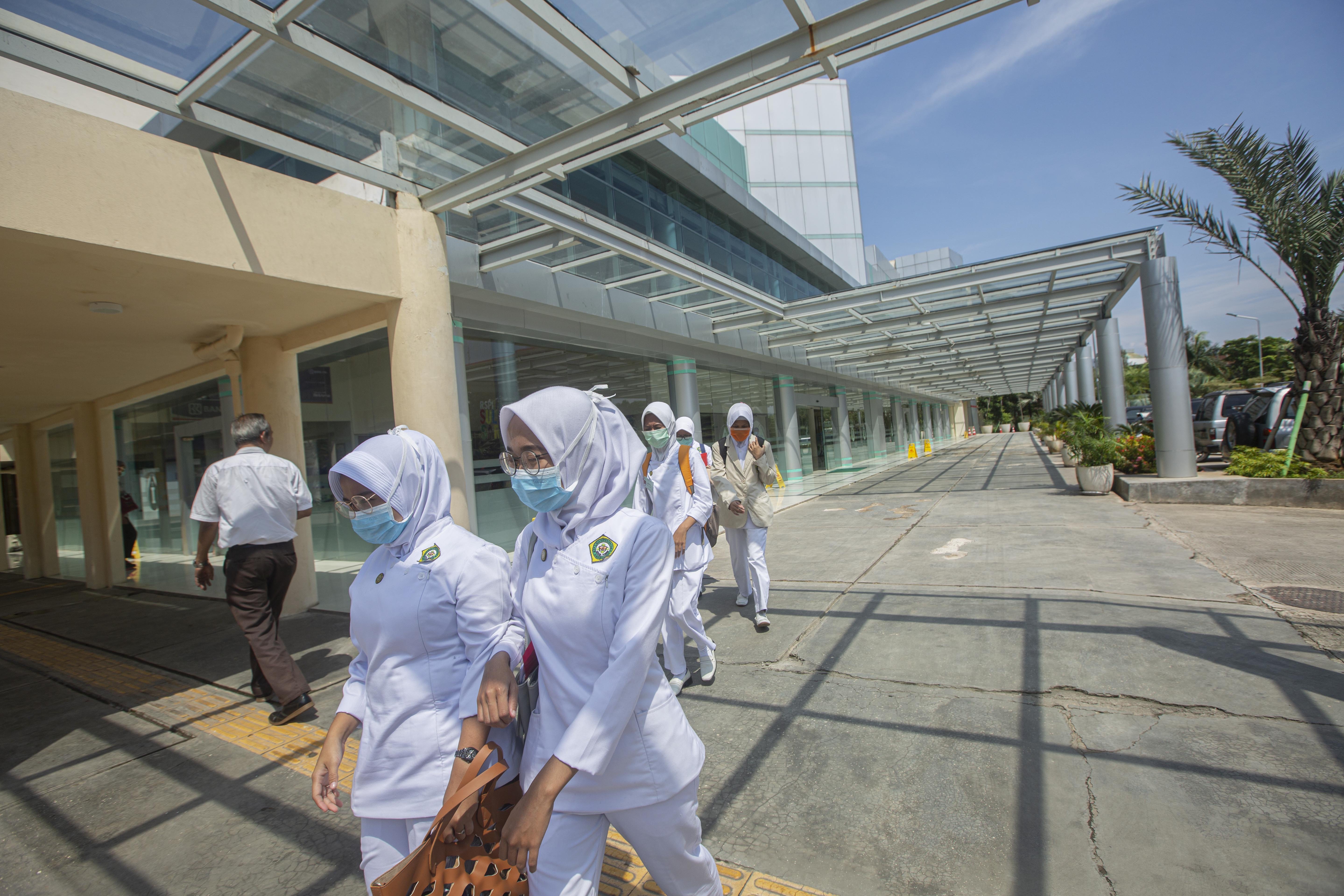 Pegawai memakai masker saat mengunjungi Rumah Sakit Penyakit Infeksi Prof. Dr. Sulianti Saroso, Jakarta Utara, Senin (3/3/2020). Guna mengindari penyebaran virus corona pengunjung dan pegawai RSPI Sulianti Saroso menggunakan masker setelah ditetapkannya dua WNI yang positif virus corona dirawat disana.