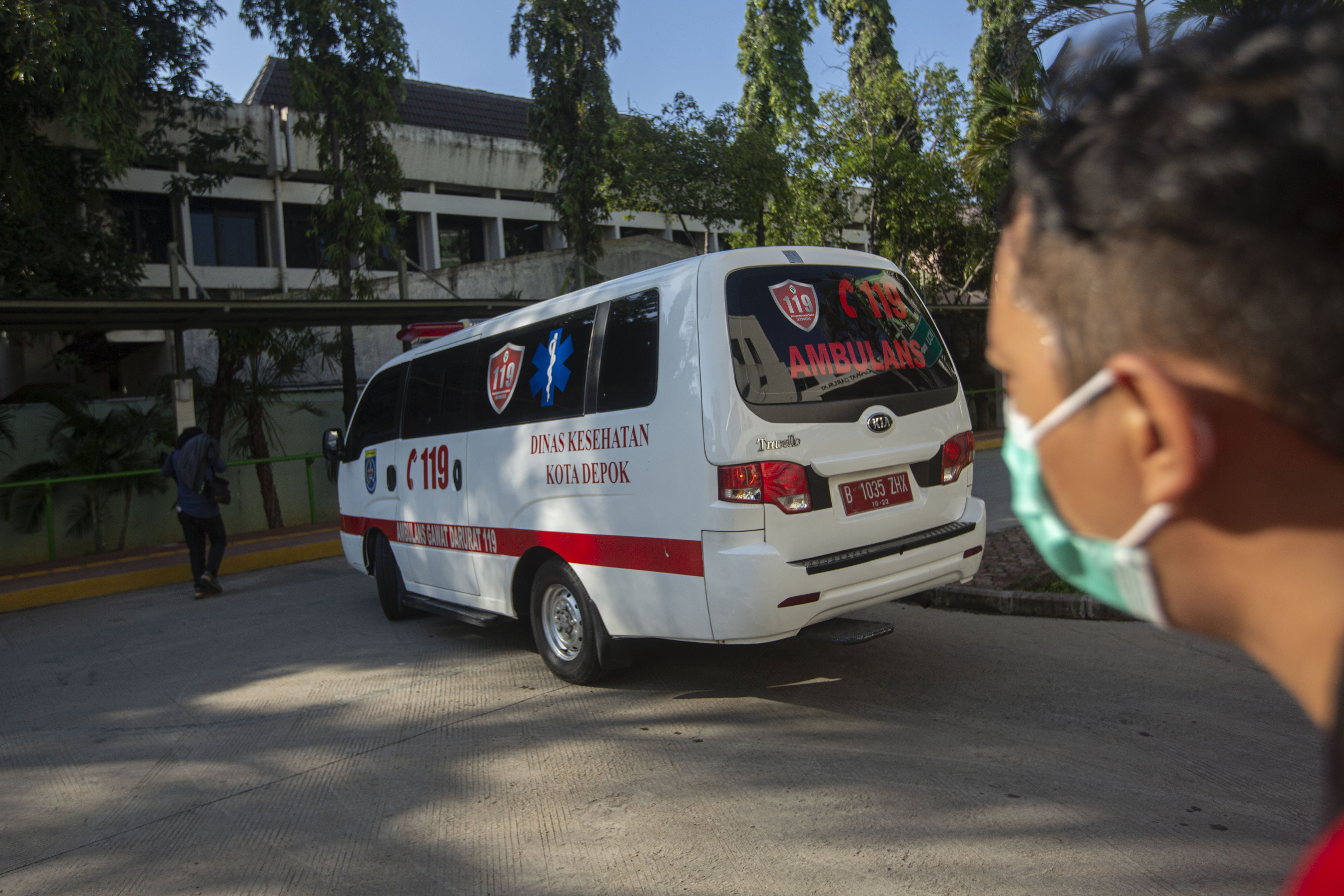 Mobil ambulans Dinas Kesehatan Kota Depok memasuki Ruang Isolasi Gedung Mawar, Rumah sakit Penyakit Infeksi Prof. Dr. Sulianti Saroso, Jakarta Utara, Senin (3/3/2020). Mobil ambulans yang langsung memasuki ruang isolasi tersebut diduga membawa kerabat pasien terkena virus corona untuk diperiksa secara intensif.