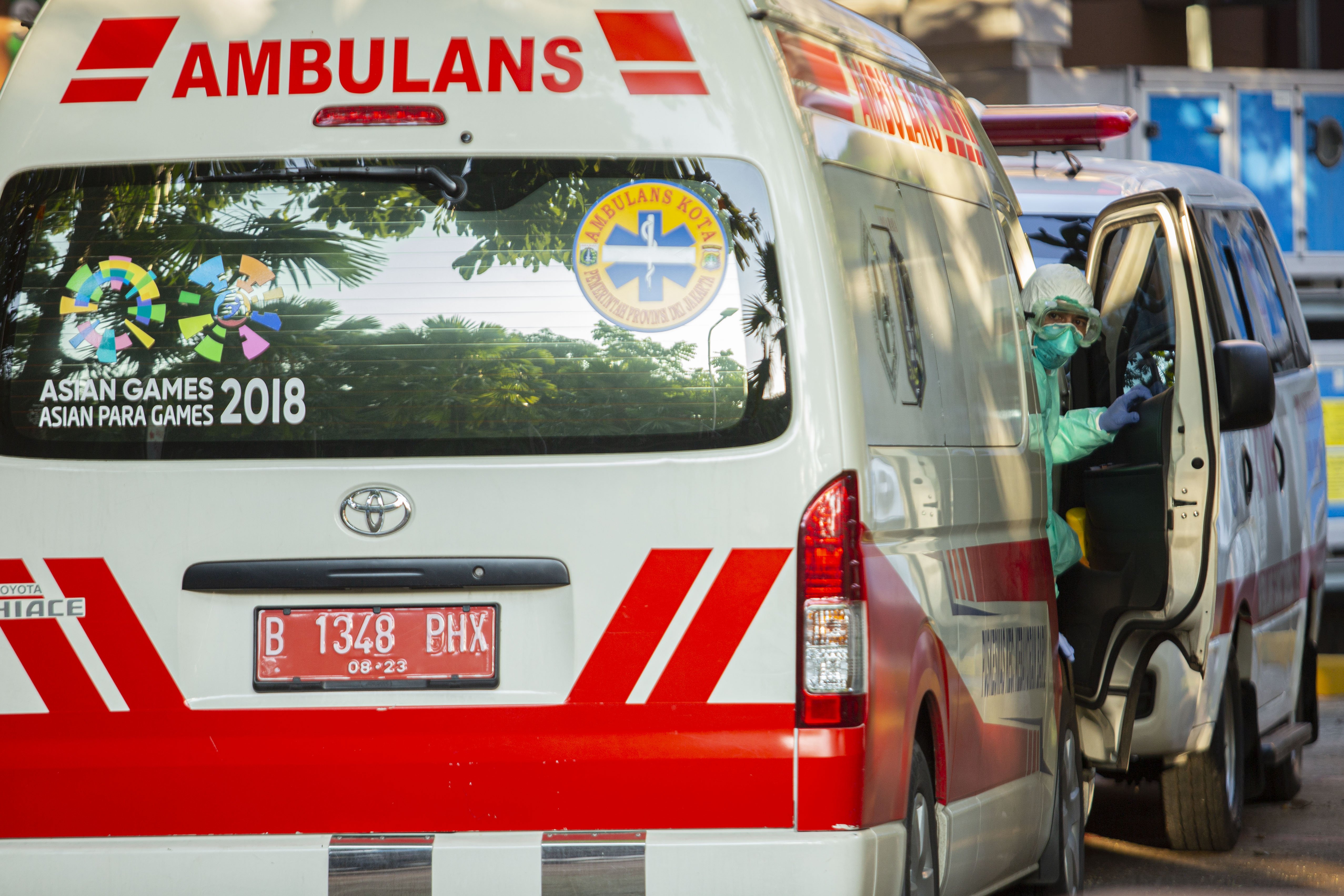 Petugas menggunakan baju pelindung saat memasuki Ruang Isolasi Gedung Mawar, Rumah sakit Penyakit Infeksi Prof. Dr. Sulianti Saroso, Jakarta Utara, Senin (3/3/2020). Mobil ambulans yang langsung memasuki ruang isolasi tersebut diduga membawa kerabat pasien terkena virus corona untuk diperiksa secara intensif.