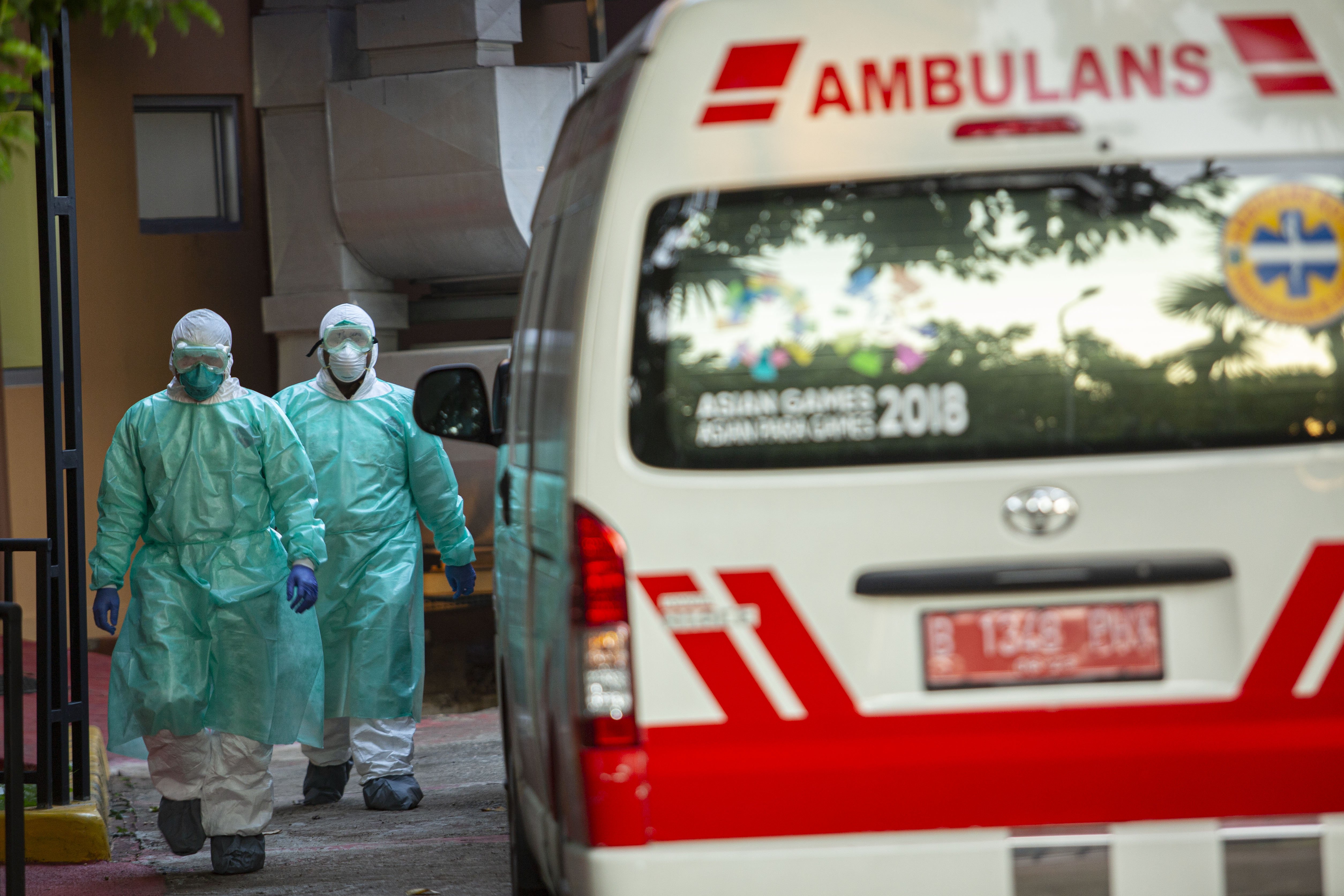 Petugas menggunakan baju pelindung saat memasuki Ruang Isolasi Gedung Mawar, Rumah sakit Penyakit Infeksi Prof. Dr. Sulianti Saroso, Jakarta Utara, Senin (3/3/2020). Mobil ambulans yang langsung memasuki ruang isolasi tersebut diduga membawa kerabat pasien terkena virus corona untuk diperiksa secara intensif.