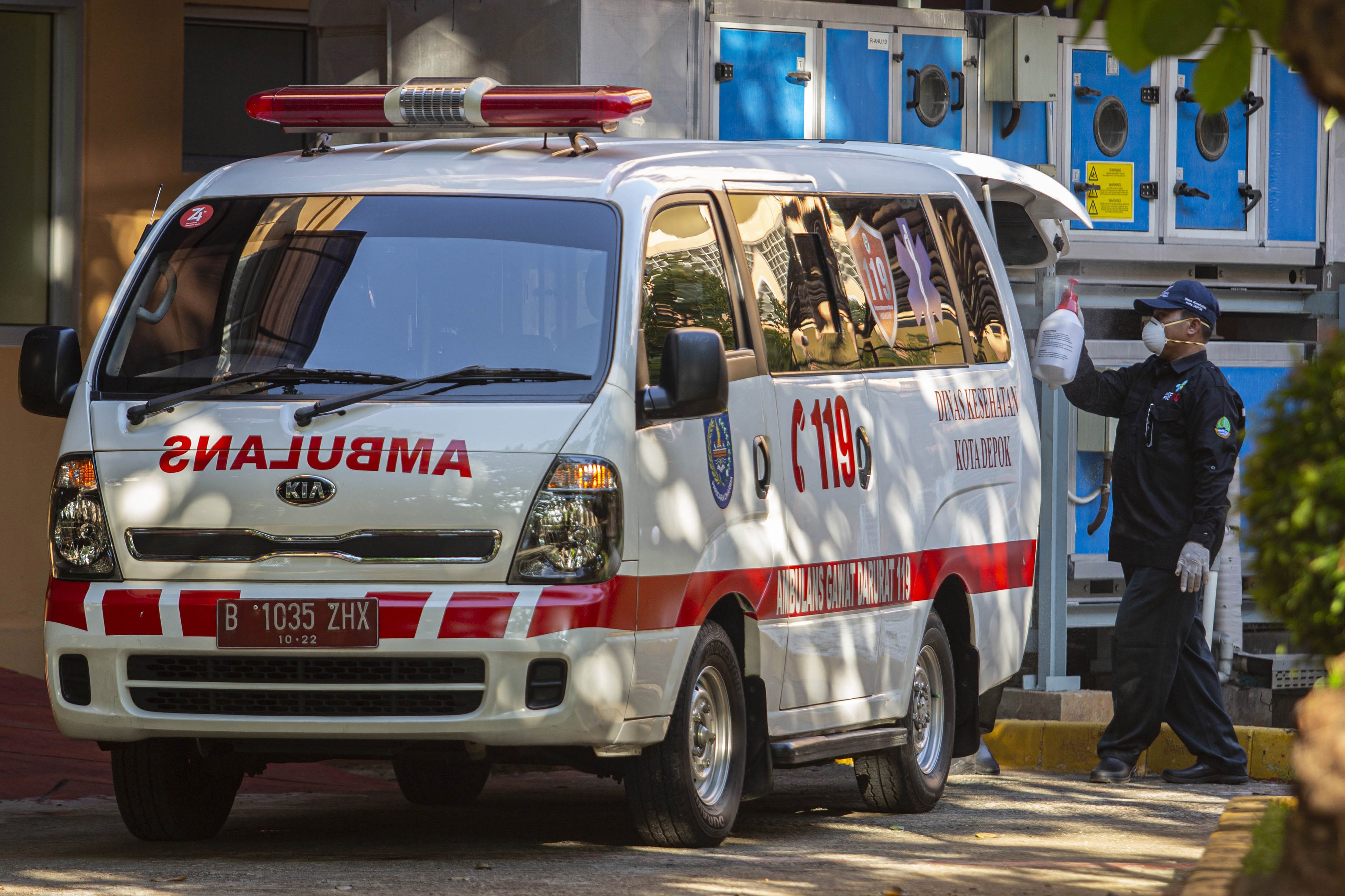 Petugas menyemprotkan cairan antiseftik setelah membawa pasien yang diduga terkena virus corona di Ruang Isolasi Gedung Mawar, Rumah sakit Penyakit Infeksi Prof. Dr. Sulianti Saroso, Jakarta Utara, Senin (3/3/2020). Mobil ambulans yang langsung memasuki ruang isolasi tersebut diduga membawa pasien terkena virus corona untuk diperiksa secara intensif.