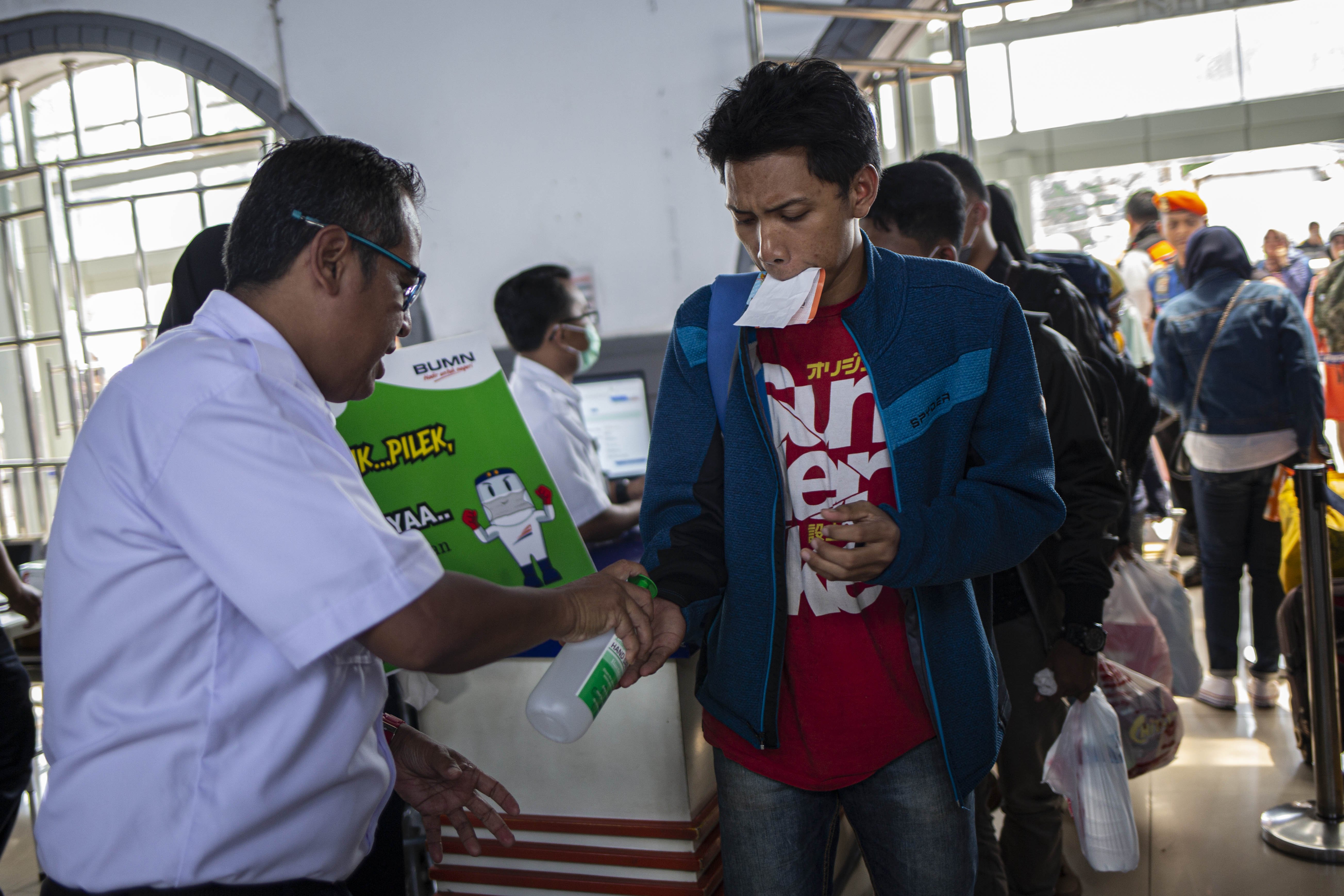 Petugas KAI memberikan hand sanitazer kepada penumpang di Stasiun Pasar Senen, Jakarta Pusat, Senin (9/3/2020). PT. KAI melakukan sosialisasi pencegahan virus corona serta pembagian masker dan hand sanitazer kepada penumpang guna mencegah penyebaran virus corona.