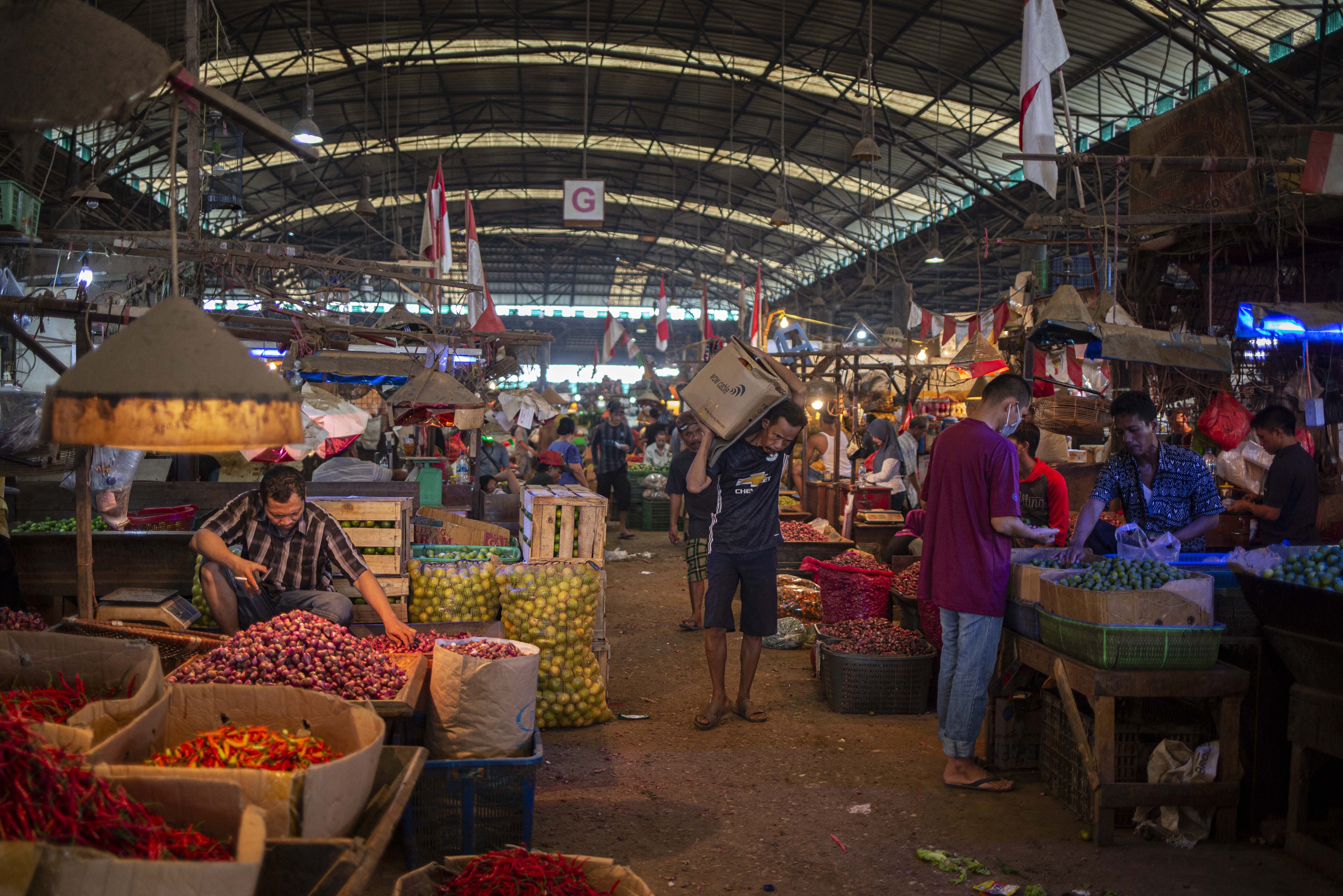 Aktivitas para pedagang di Pasar Induk Kramat Jati, Jakarta Timur, Kamis (12/3/2020). Kamar Dagang dan Industri (Kadin) menyampaikan bahwa pasokan pangan menjelang bulan puasa dan Lebaran 2020 di Pasar Induk Kramat Jati, Jakarta, dalam kondisi aman.