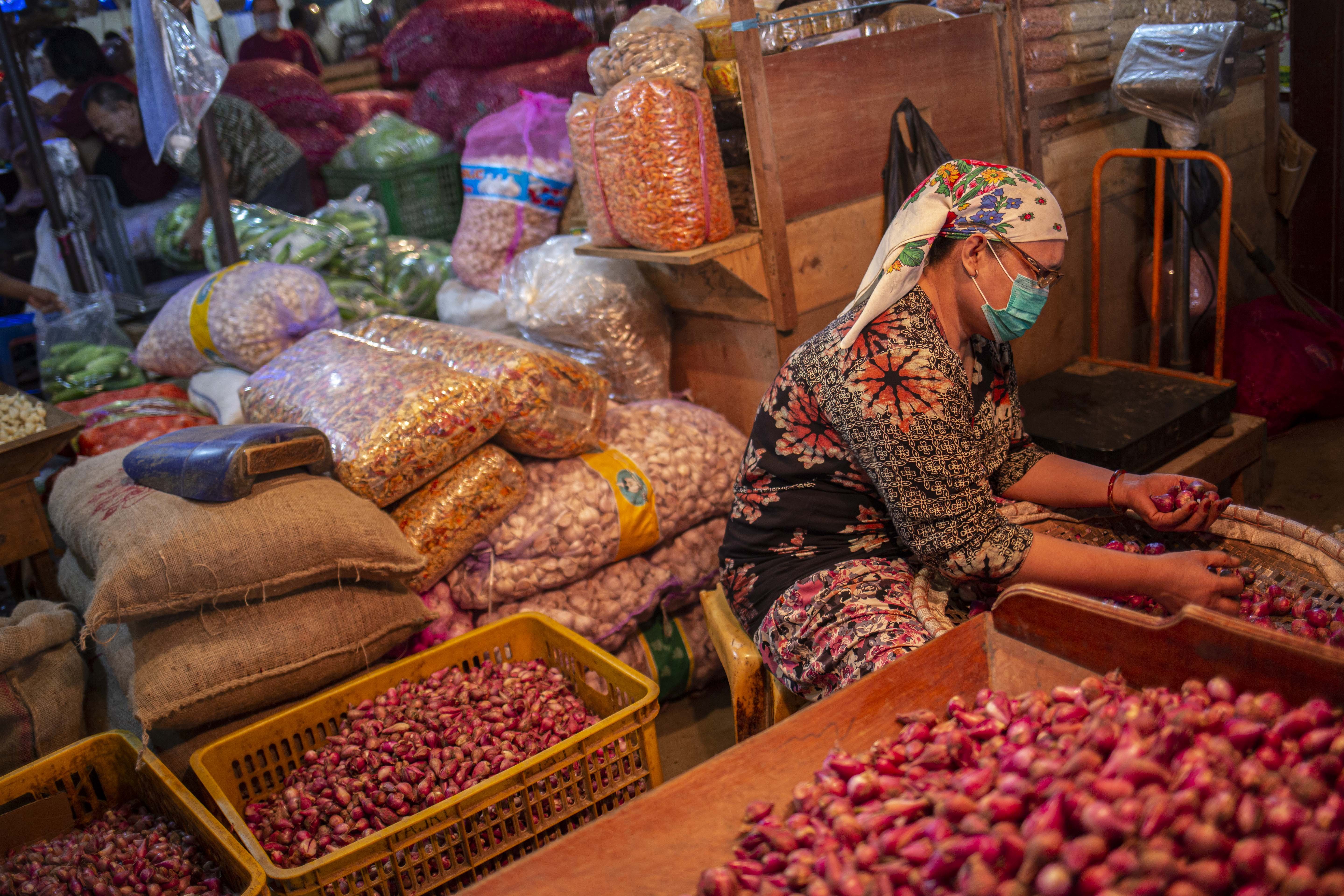 Pedagang membersihkan bawang merah di Pasar Induk Kramat Jati, Jakarta Timur, Kamis (12/3/2020). Kamar Dagang dan Industri (Kadin) menyampaikan bahwa pasokan pangan menjelang bulan puasa dan Lebaran 2020 di Pasar Induk Kramat Jati, Jakarta, dalam kondisi aman.