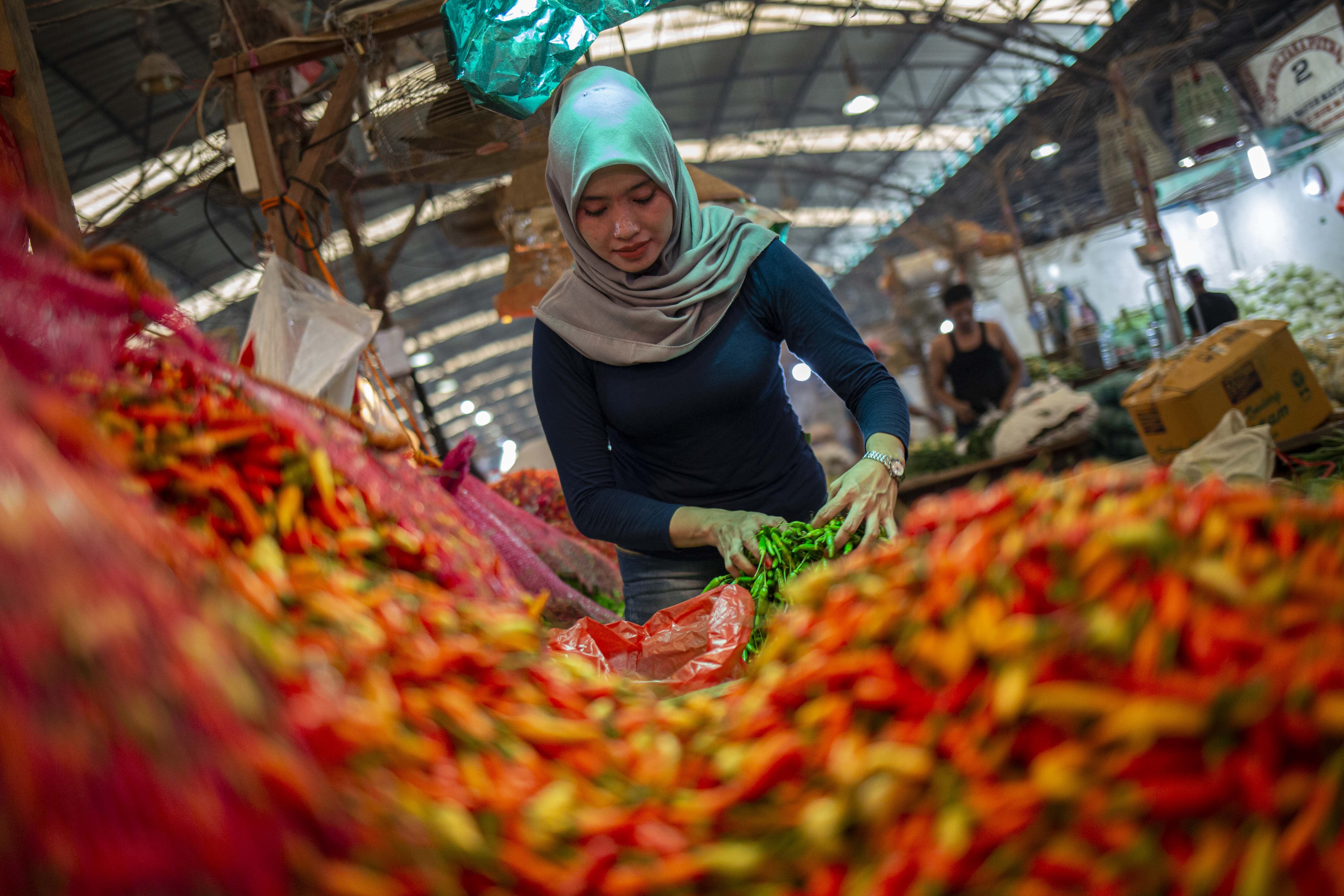 Pedagang merapihkan cabe rawit di Pasar Induk Kramat Jati, Jakarta Timur, Kamis (12/3/2020). Kamar Dagang dan Industri (Kadin) menyampaikan bahwa pasokan pangan menjelang bulan puasa dan Lebaran 2020 di Pasar Induk Kramat Jati, Jakarta, dalam kondisi aman.