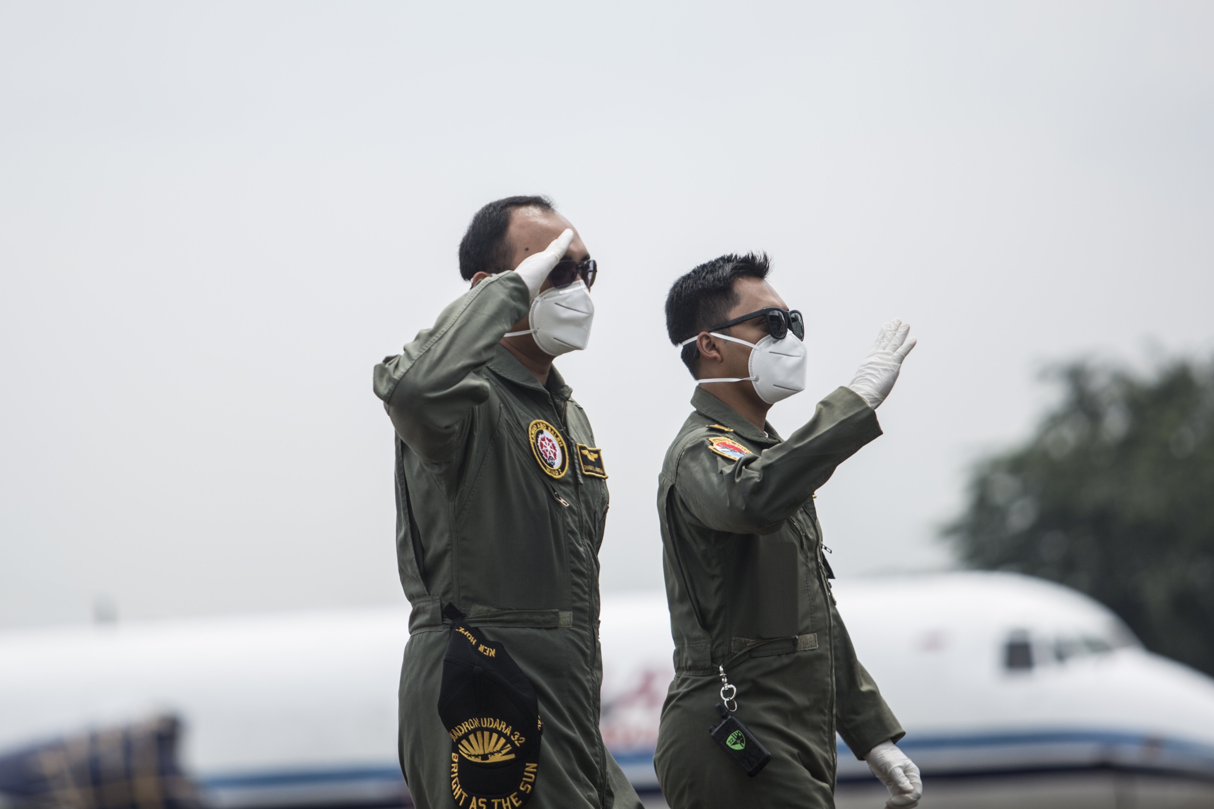 Kru pesawat Hercules C-130 TNI AU pembawa alat kesehatan penanganan Covid-19 dari Shanghai, China tiba di Lanud Halim PerdanaKusumah, Jakarta Timur, Senin (23/3/2020).