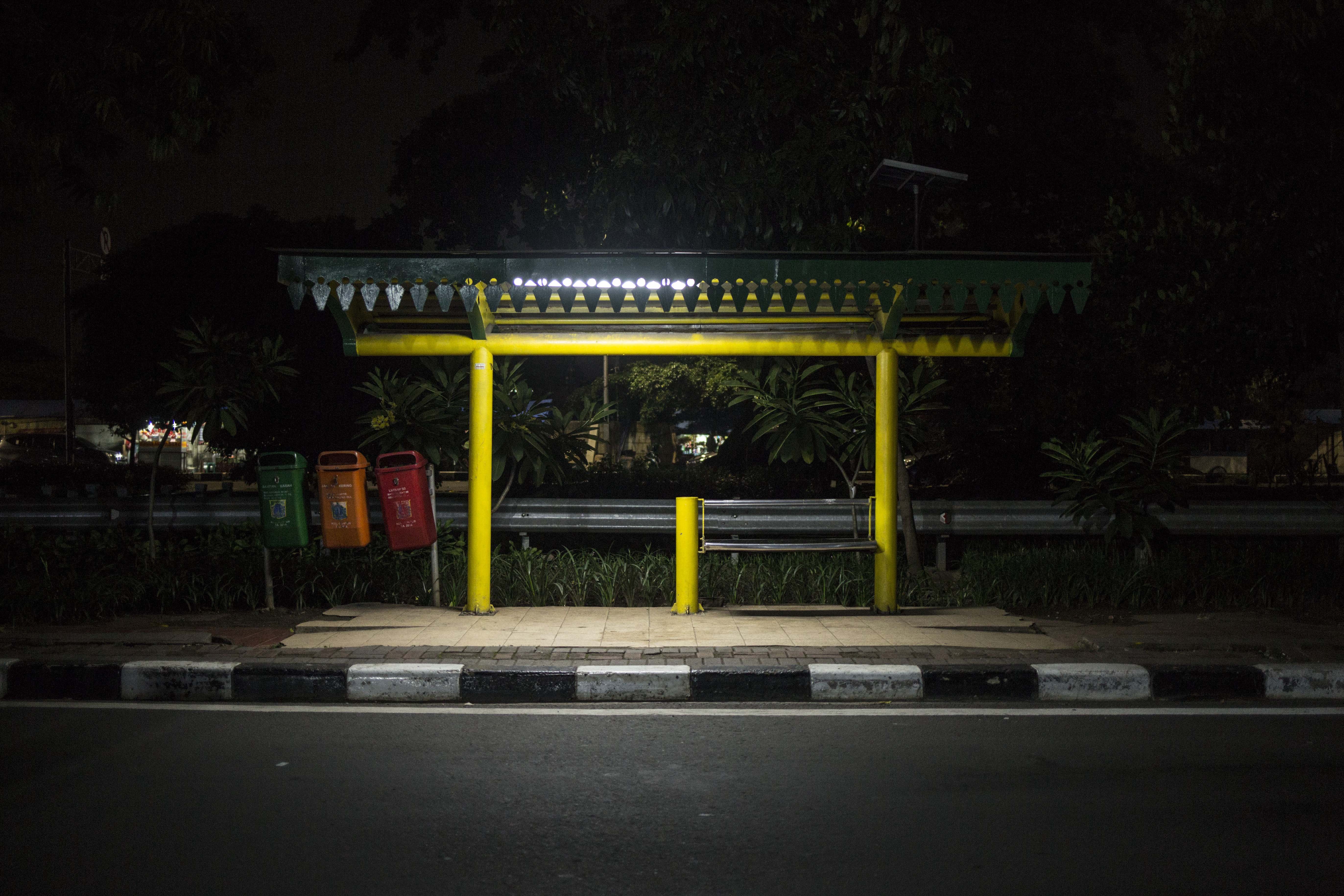 Tempat menunggu bis di Jalan Kuningan nampak sepi ketika jam pulang kantor.