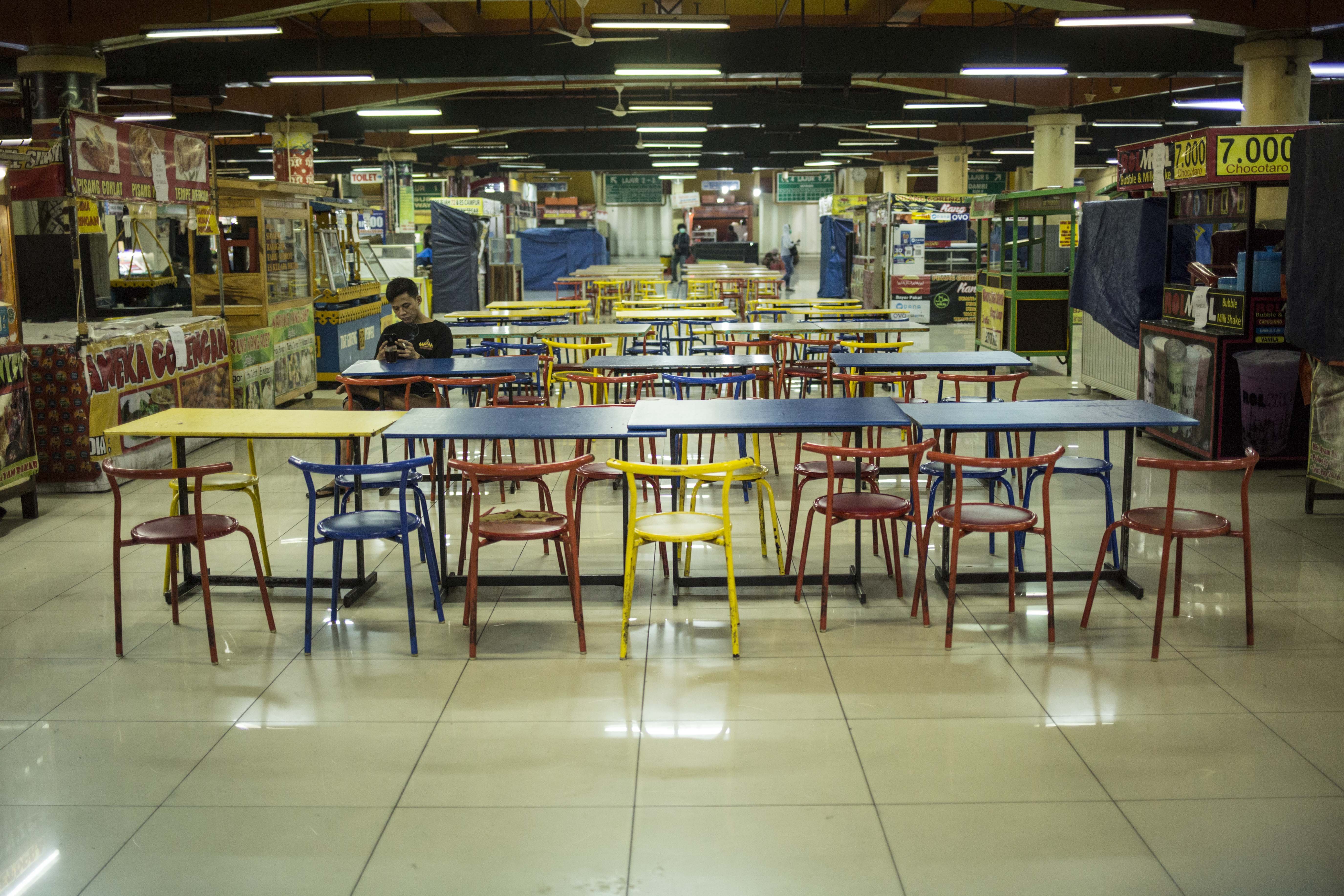 Ruko pedangan yang tutup di kawasan terminal Blok M, Jakarta Selatan.