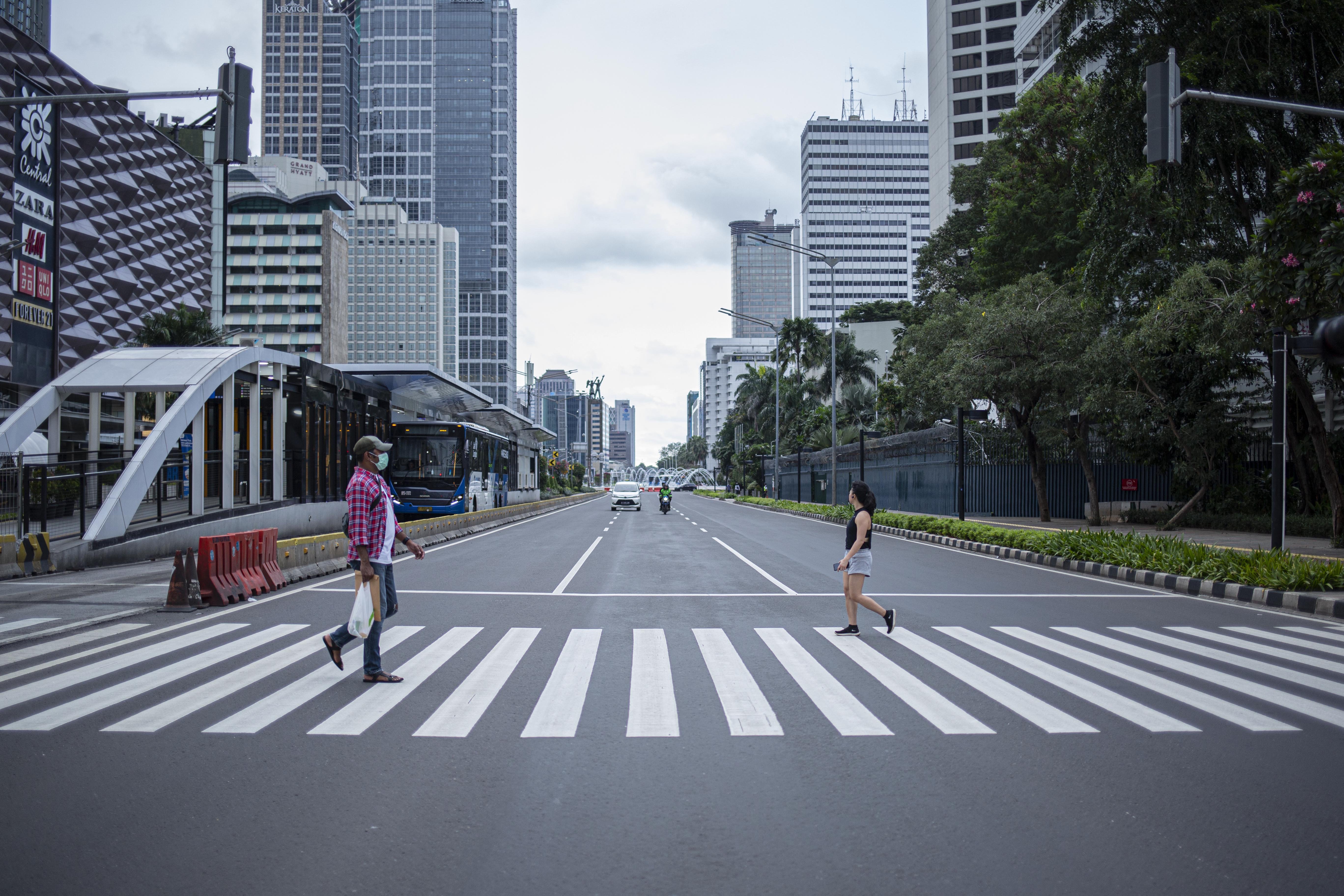 Pejalan kaki menyembar di Jalan Sudirman, Jakarta Pusat.