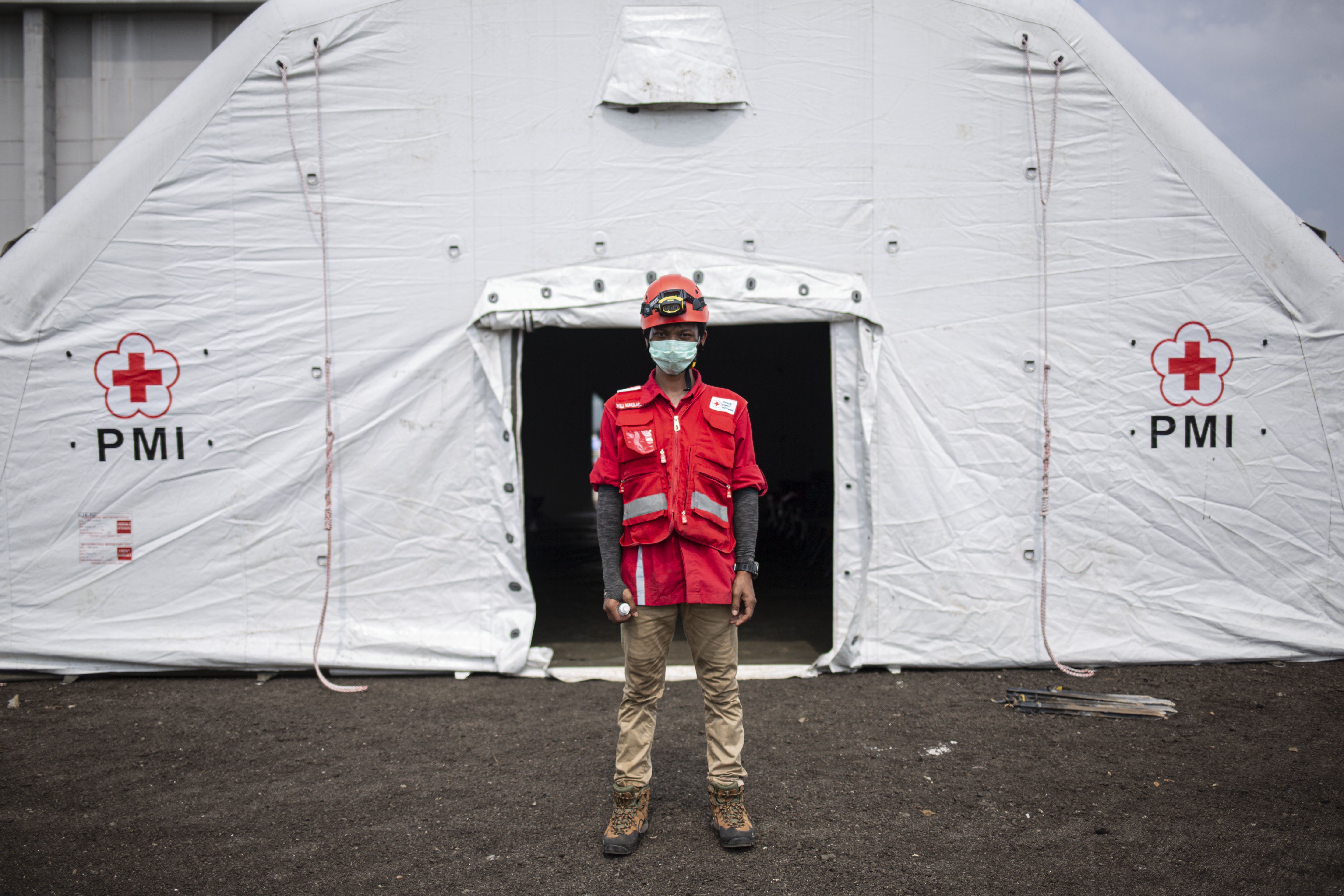 Willy Maulana (23), merupakan salah satu petugas dari Palang Merah Indonesia (PMI) yang tengah menyiapkan gudang logistik bagi penanganan virus Covid-19 di Jalan Gatot Subroto, Jakarta Selatan.