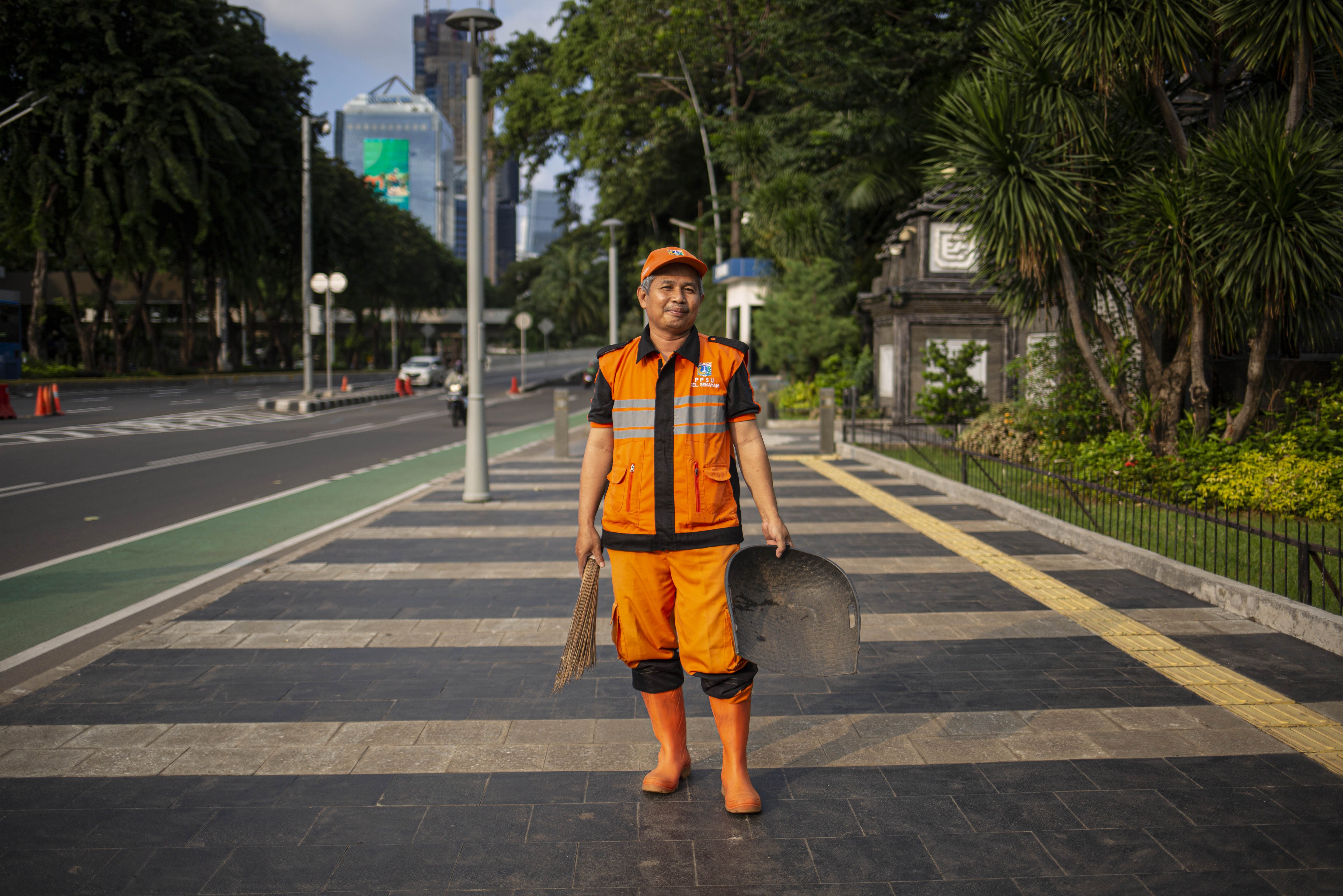 Nuryanto (50), petugas PPSU Jakarta Pusat kelurahan Senayan harus tetap bekerja membersihkan jalan-jalan ibu kota.